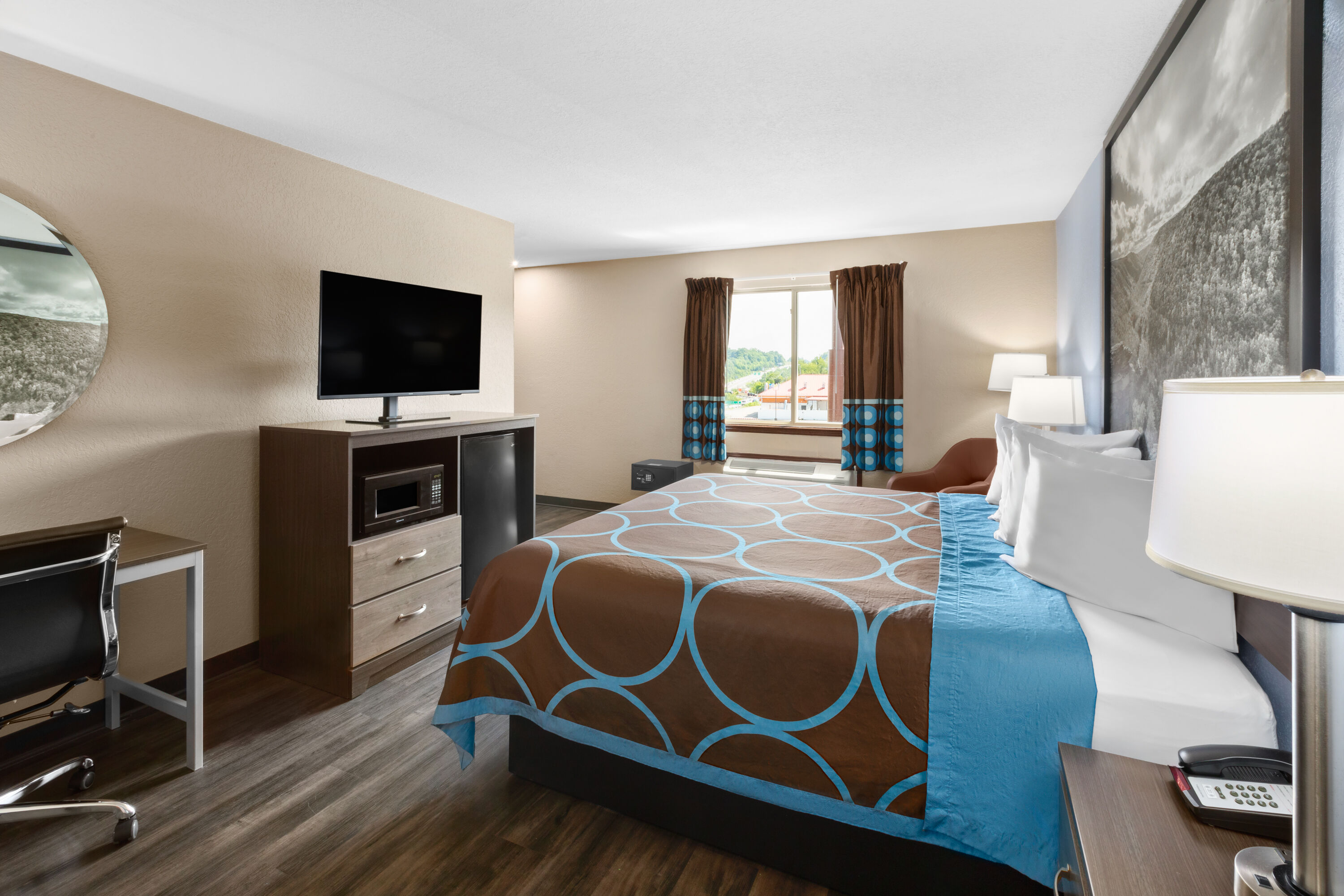 Super 8 by Wyndham Fairmont suite in Fairmont, West Virginia