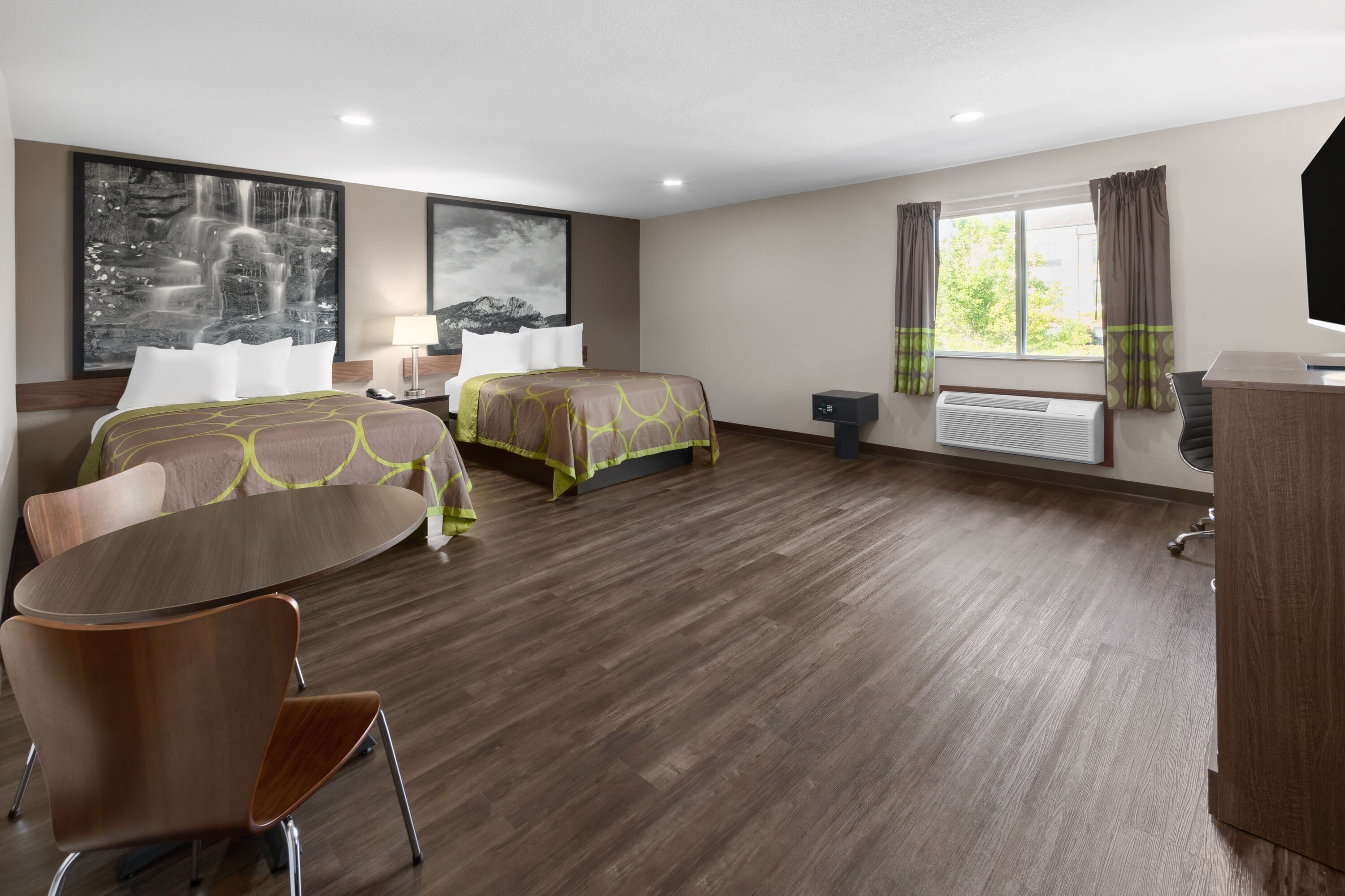 Super 8 by Wyndham Fairmont suite in Fairmont, West Virginia