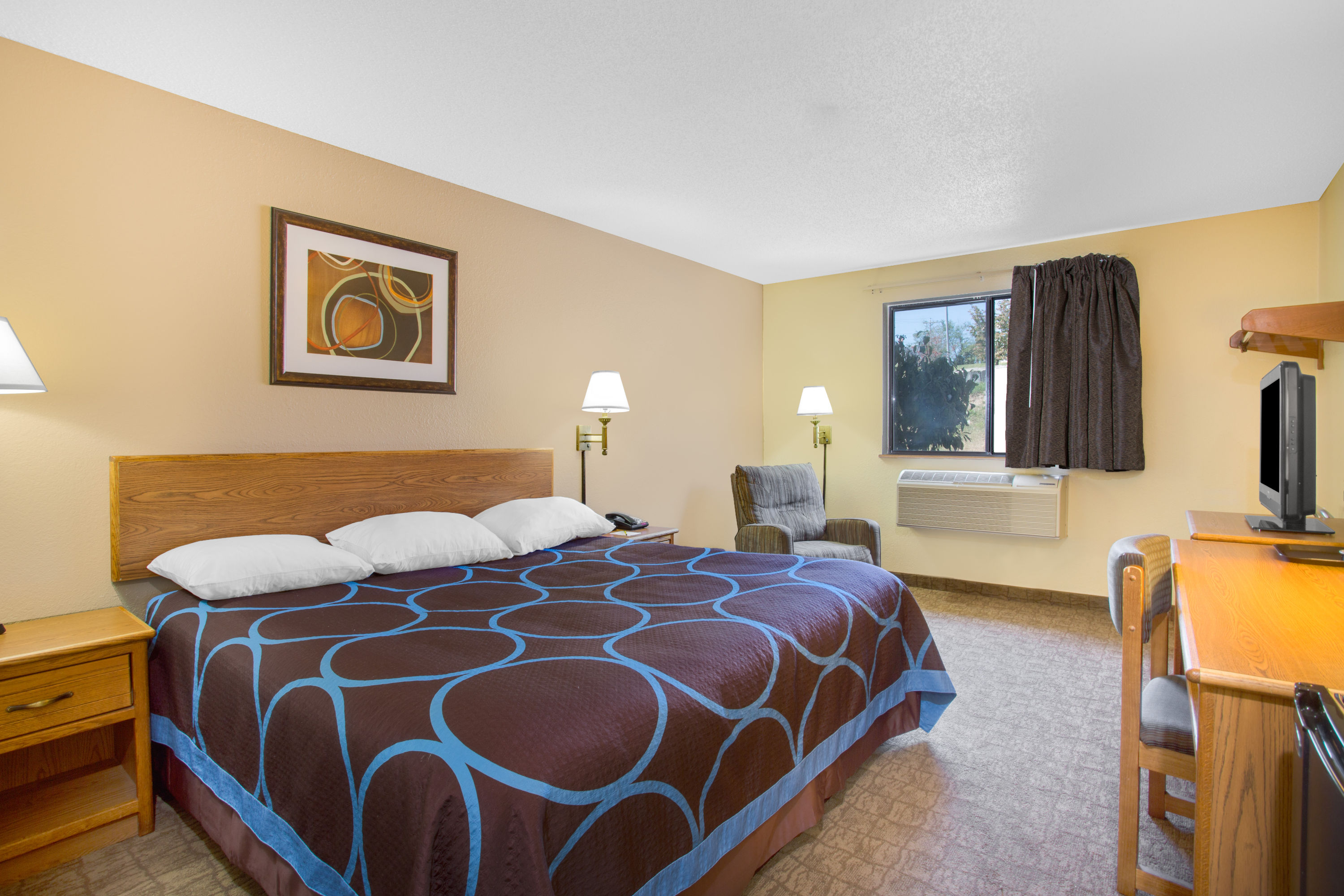 Guest room at the Super 8 by Wyndham Lewisburg in Lewisburg, West Virginia