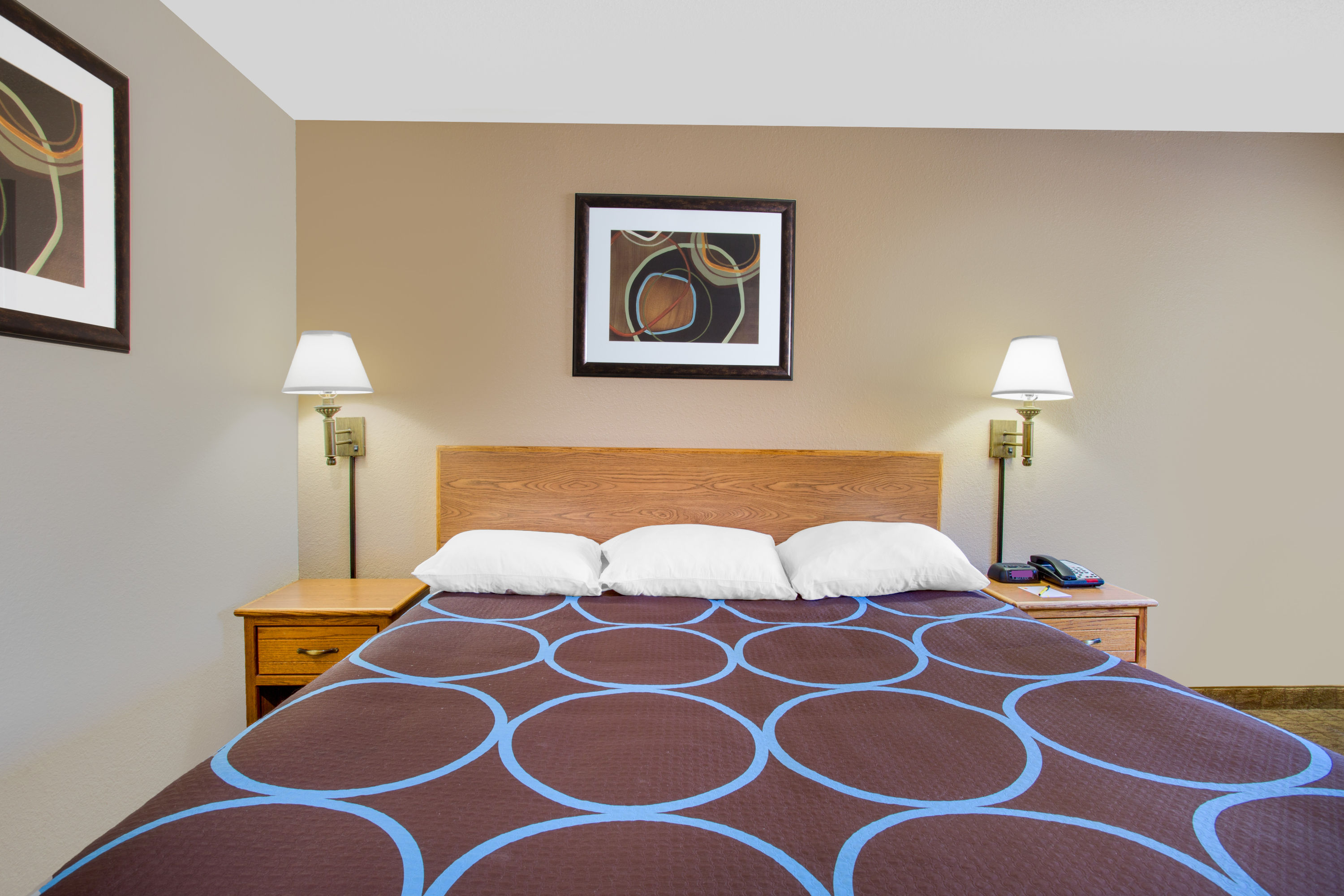 Guest room at the Super 8 by Wyndham Lewisburg in Lewisburg, West Virginia