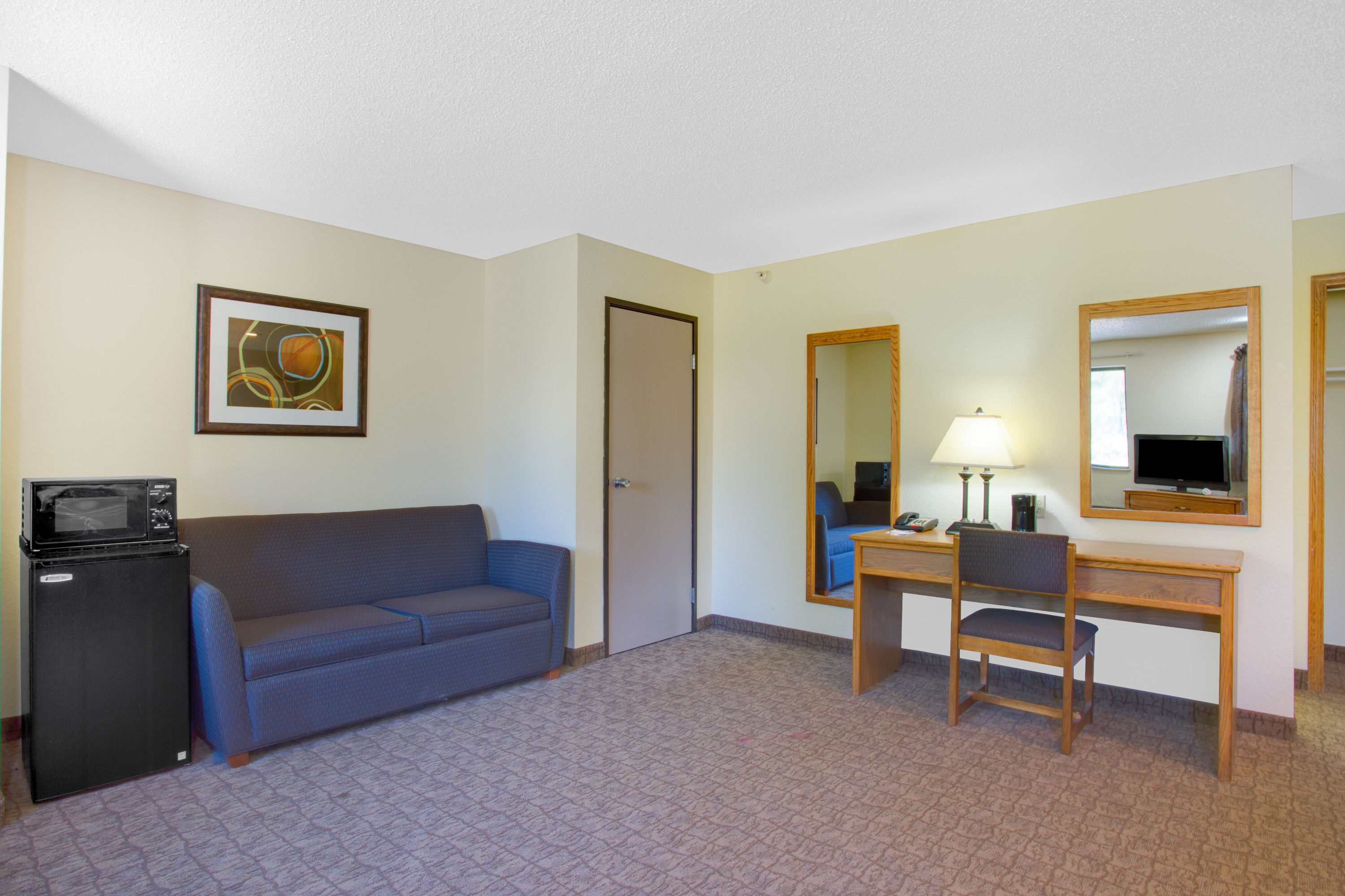 Super 8 by Wyndham Lewisburg suite in Lewisburg, West Virginia