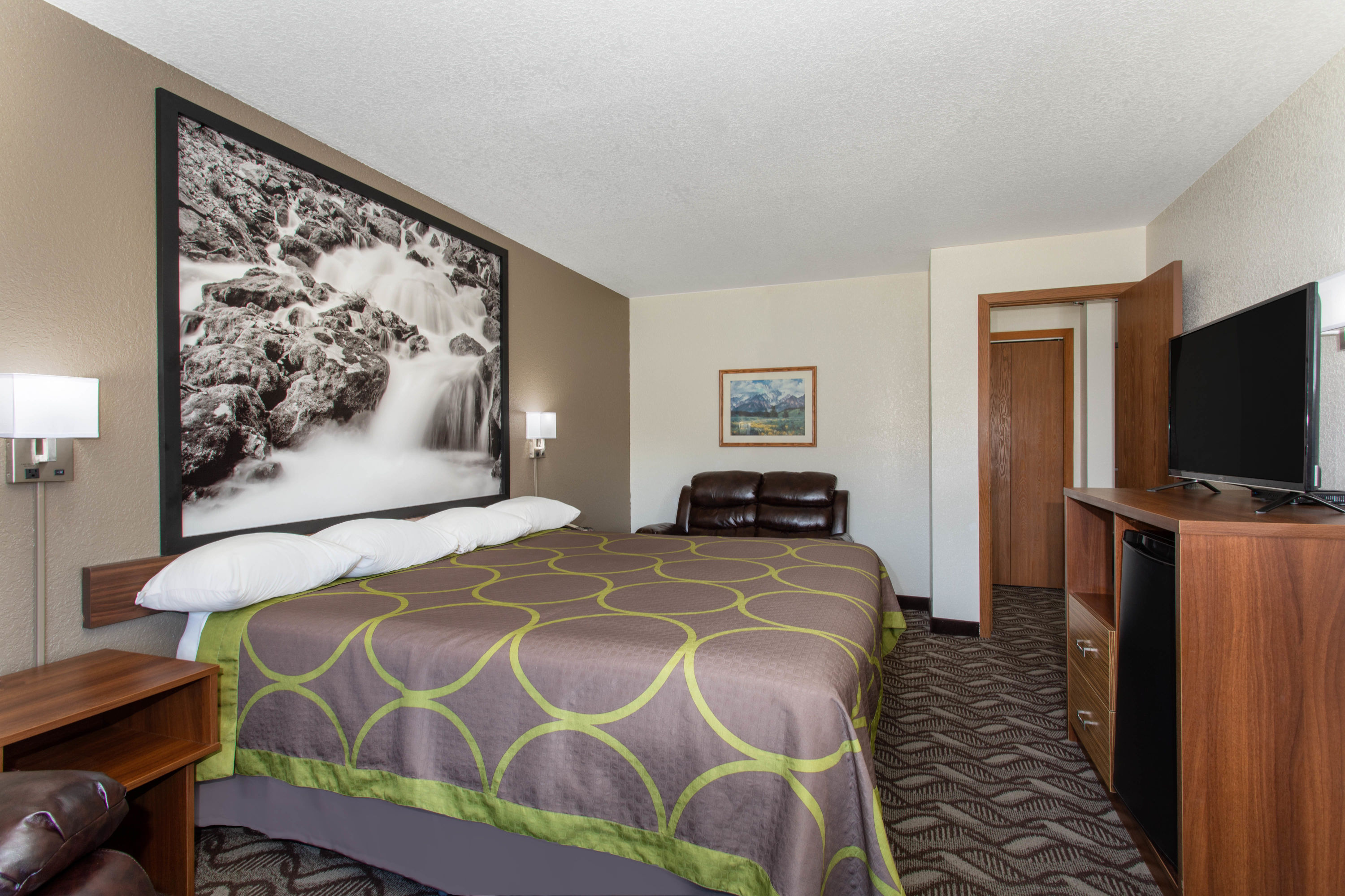 Guest room at the Super 8 by Wyndham Dubois in Dubois, Wyoming