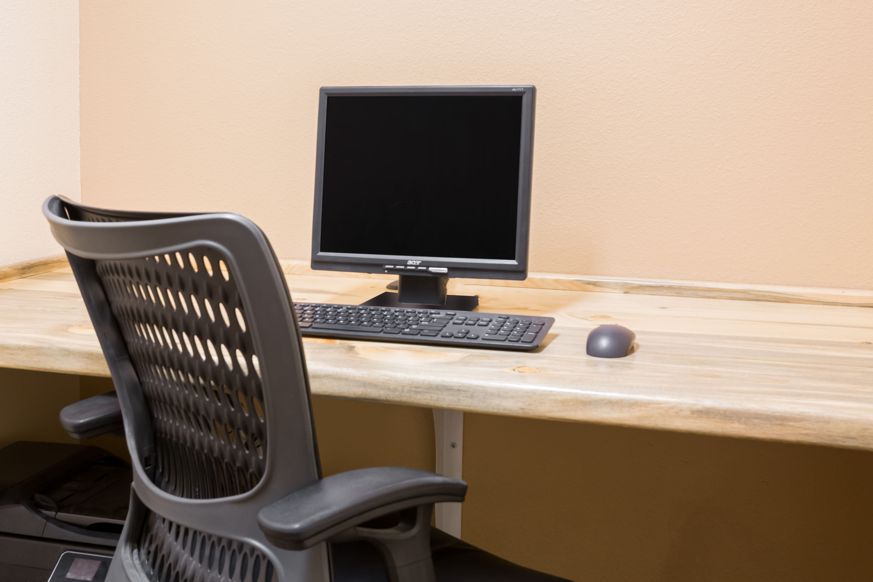 Super 8 by Wyndham Wheatland Wyoming business center feature in Wheatland, Wyoming