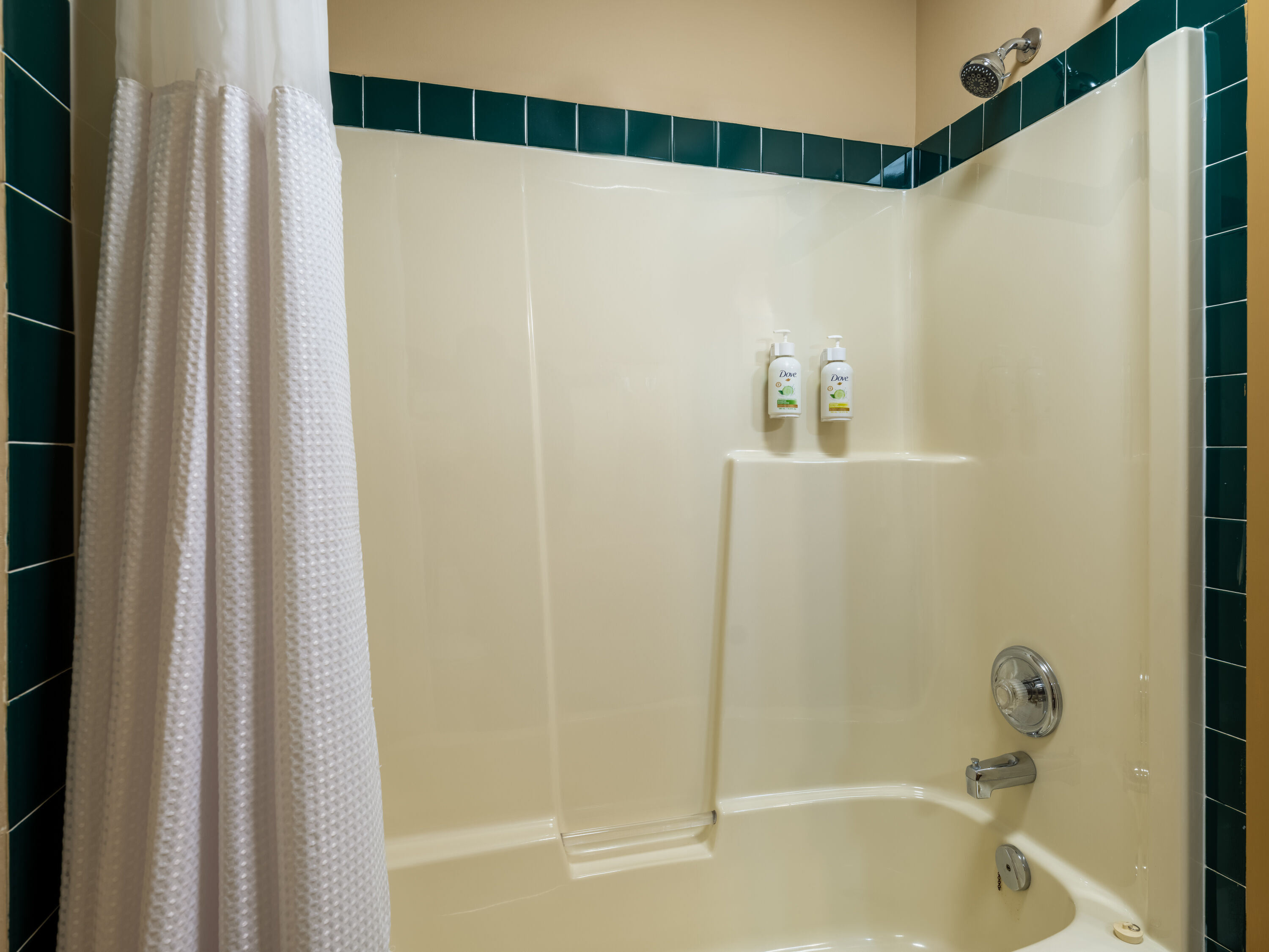 Guest room bath at the Travelodge by Wyndham Lacombe in Lacombe, Alberta