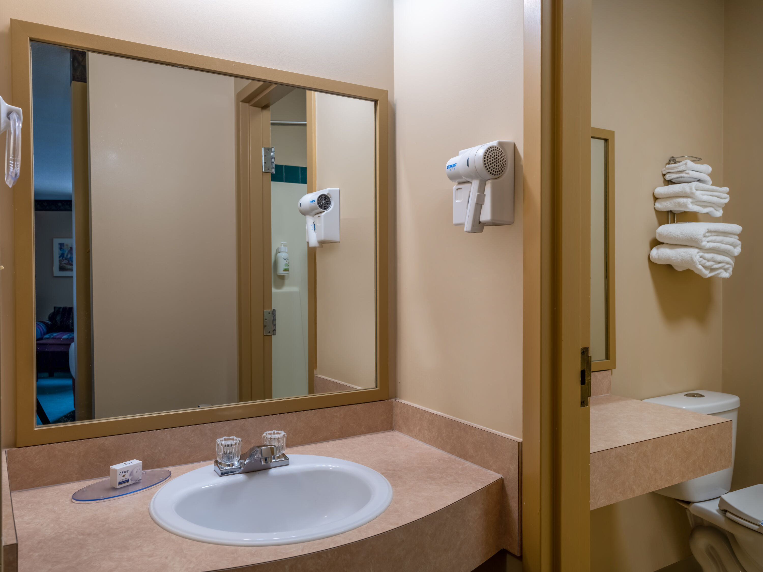 Guest room bath at the Travelodge by Wyndham Lacombe in Lacombe, Alberta