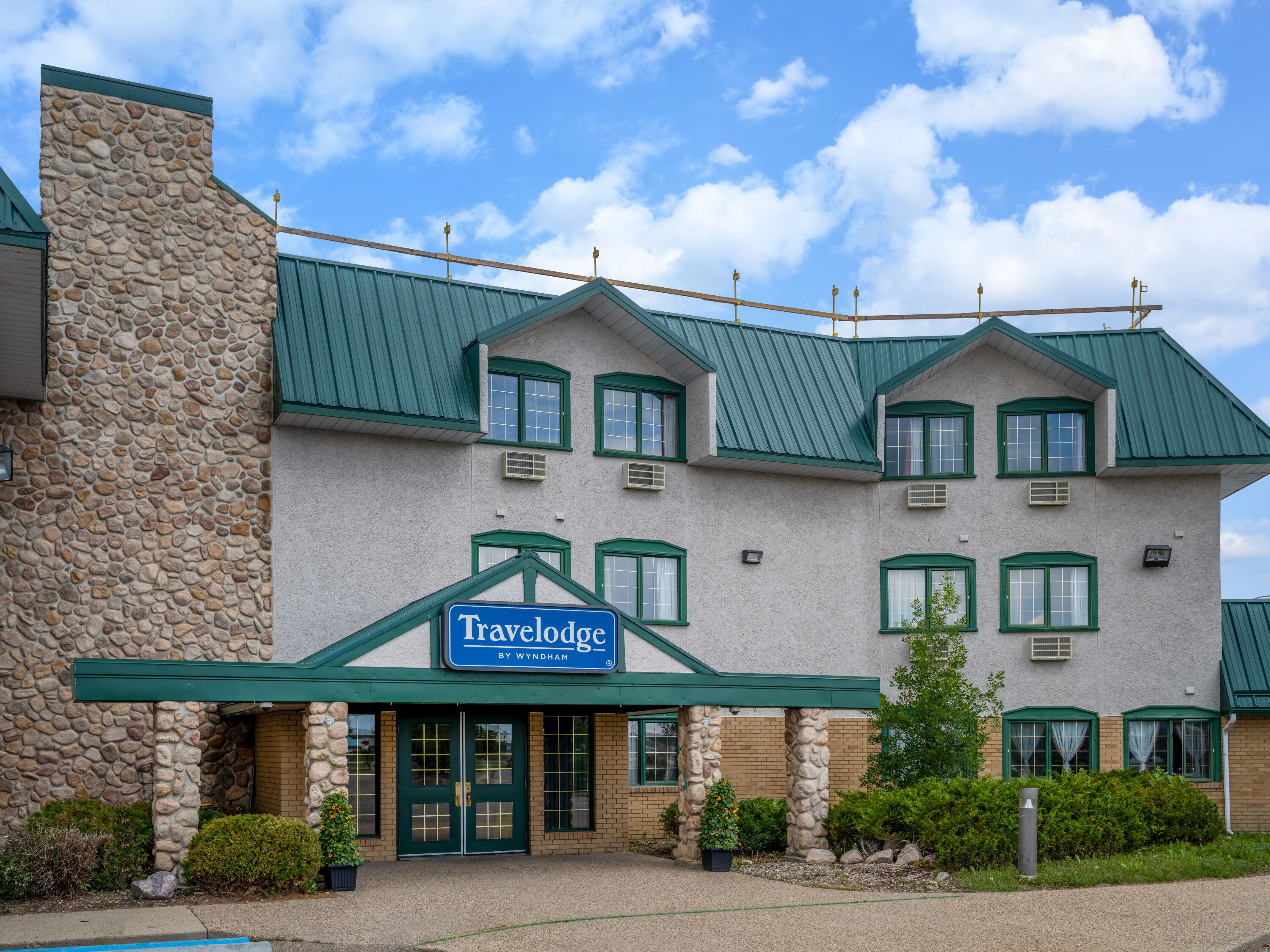 Exterior Day Image of Travelodge by Wyndham Lacombe hotel in Lacombe, Alberta