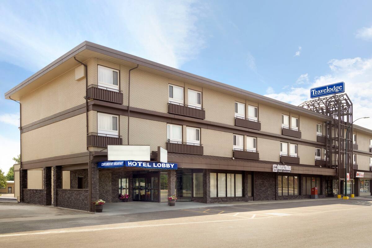 Travelodge Lethbridge Hotels Ab T1k 2p7 Exterior Of Travelodge Lethbridge Hotel In Alberta