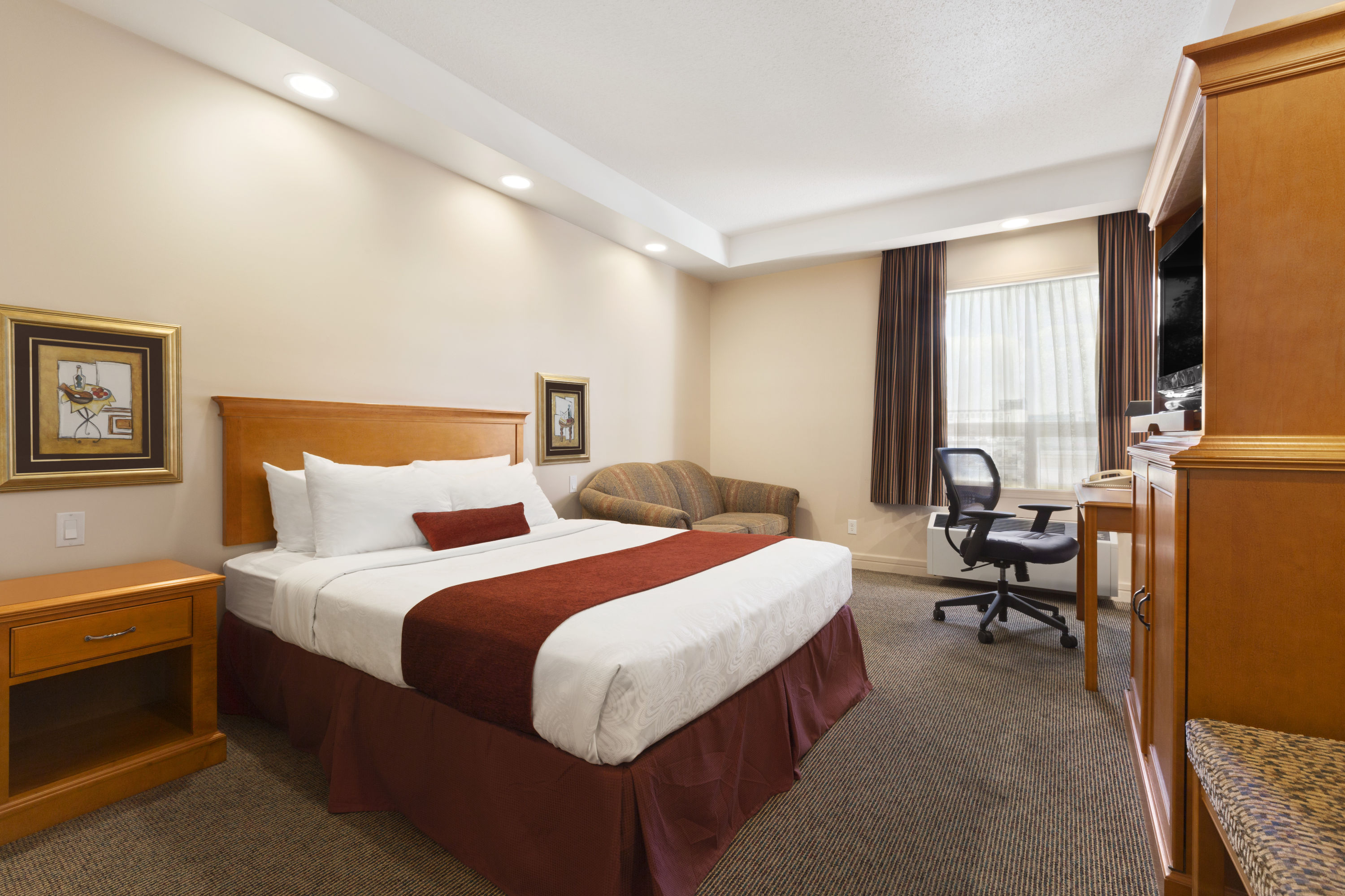 Guest room at the Travelodge by Wyndham Spruce Grove in Spruce Grove, Alberta
