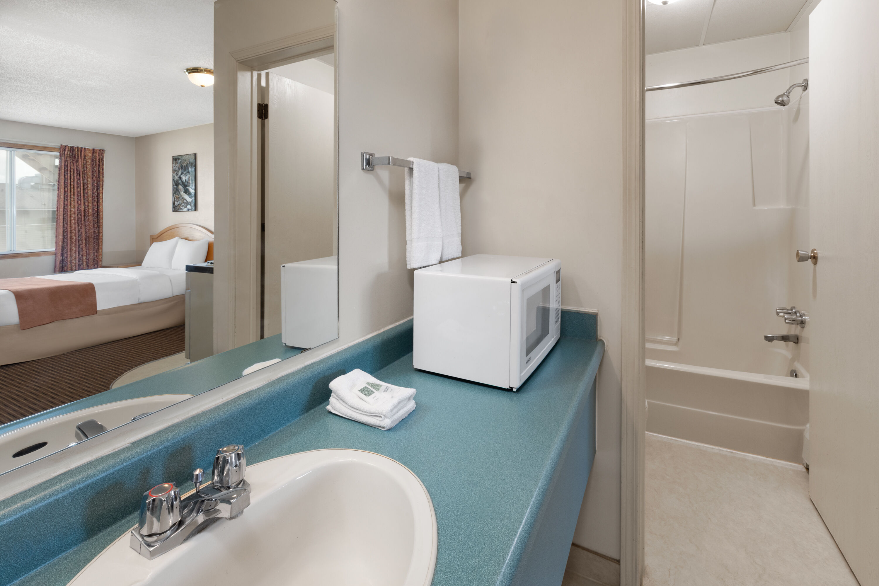 Guest room bath at the Travelodge by Wyndham Valleyview AB in Valleyview, Alberta