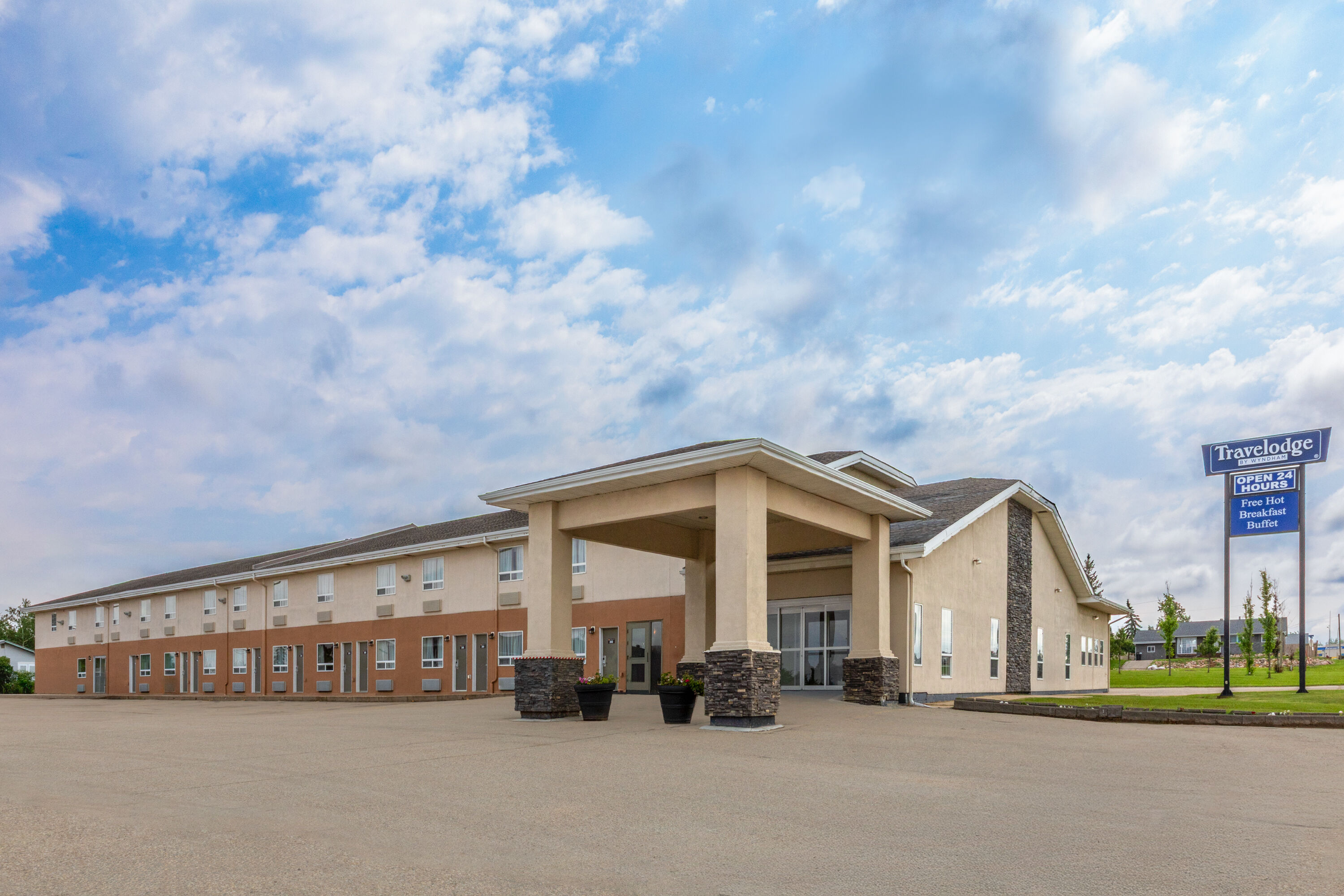 Exterior Day Image of Travelodge by Wyndham Valleyview AB hotel in Valleyview, Alberta