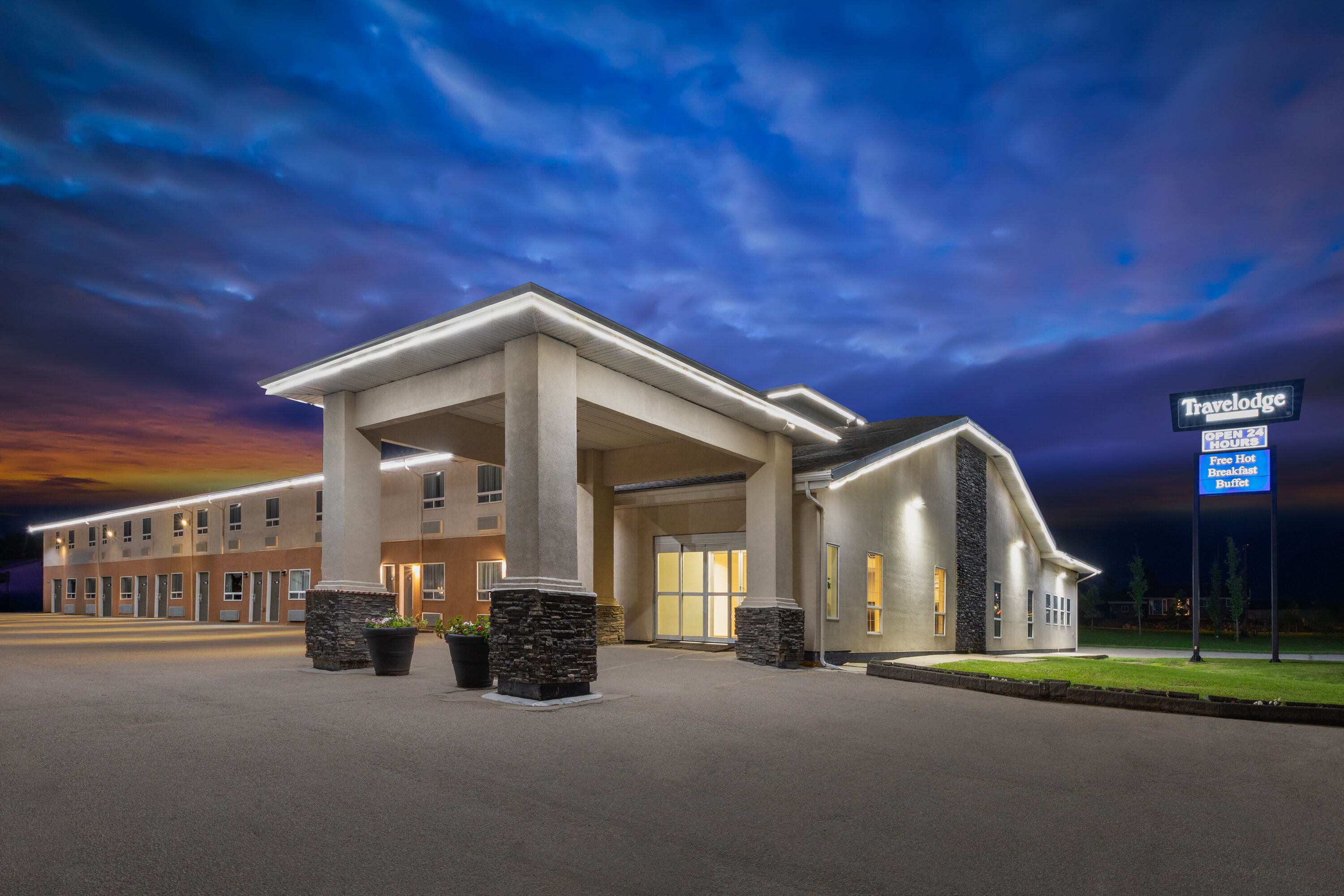 Exterior Dusk Image of Travelodge by Wyndham Valleyview AB hotel in Valleyview, Alberta