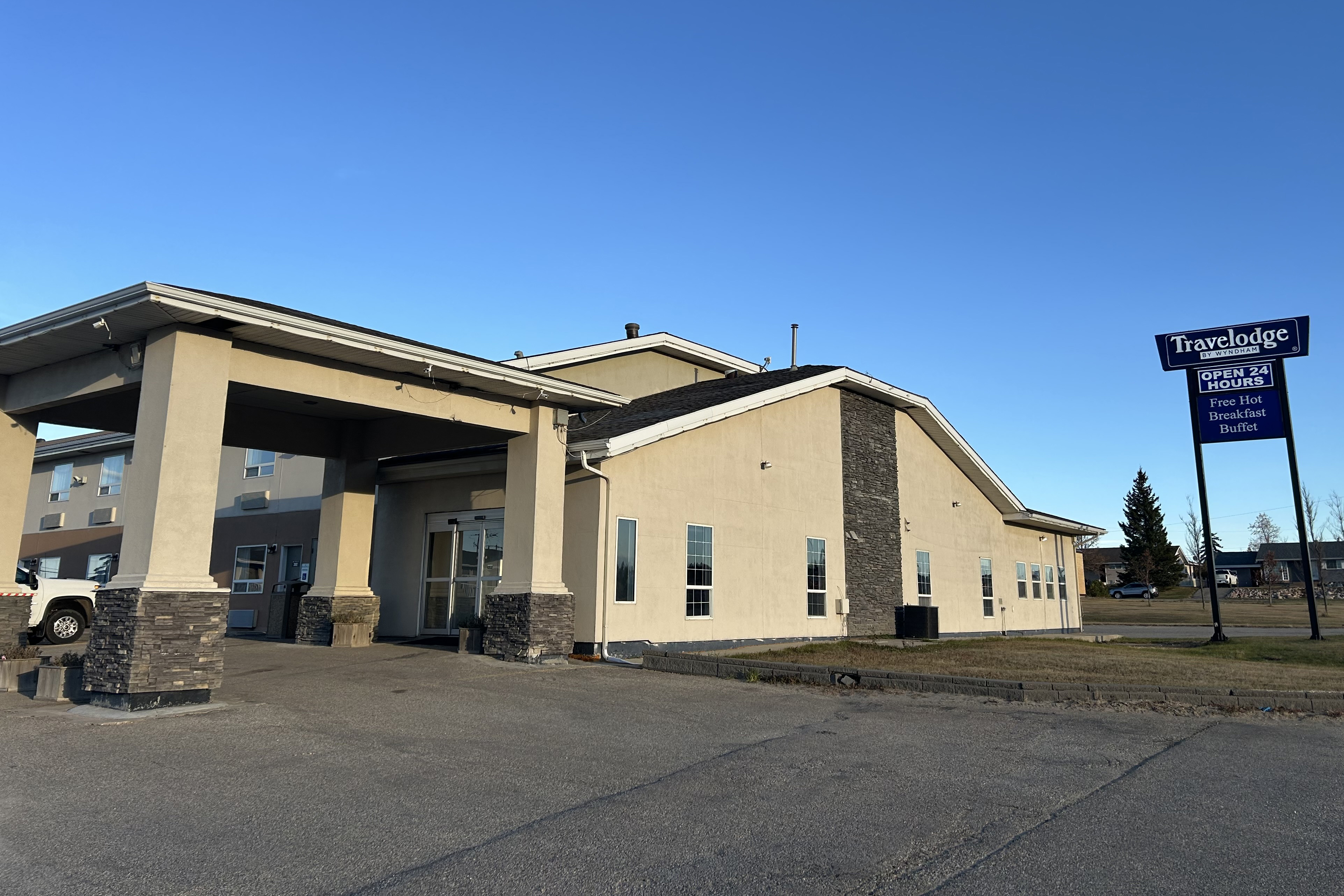 Exterior of Travelodge by Wyndham Valleyview AB hotel in Valleyview, Alberta