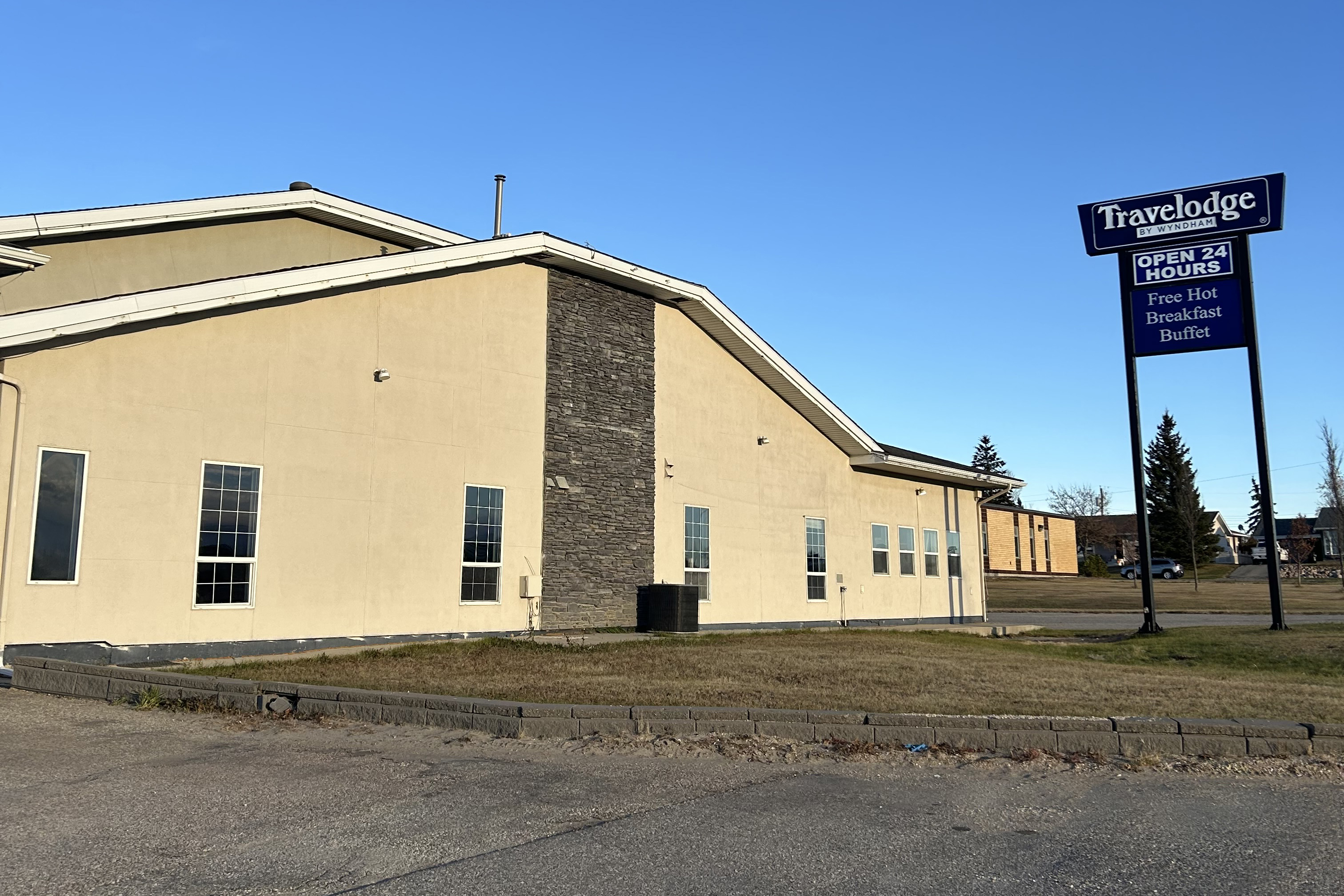 Exterior of Travelodge by Wyndham Valleyview AB hotel in Valleyview, Alberta
