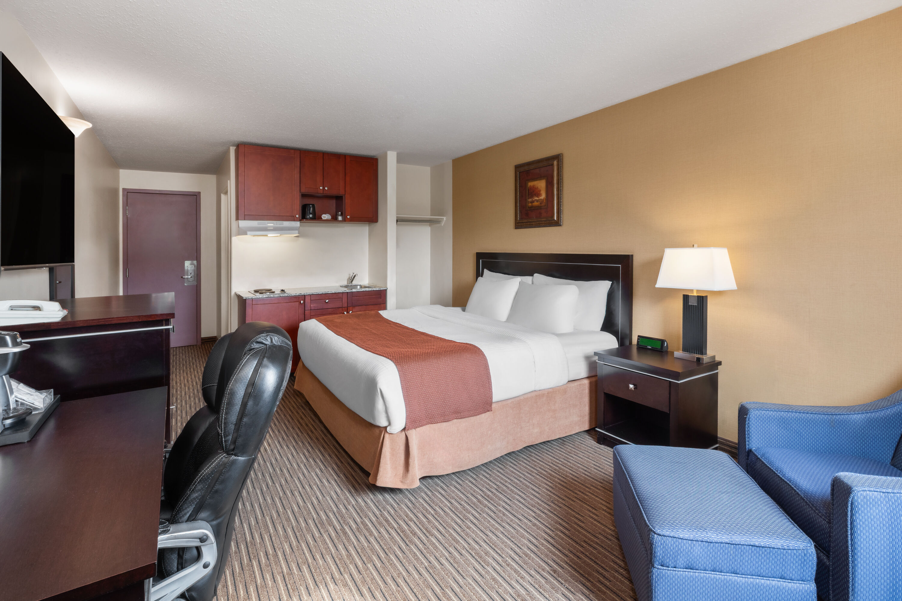 Guest room at the Travelodge by Wyndham Valleyview AB in Valleyview, Alberta