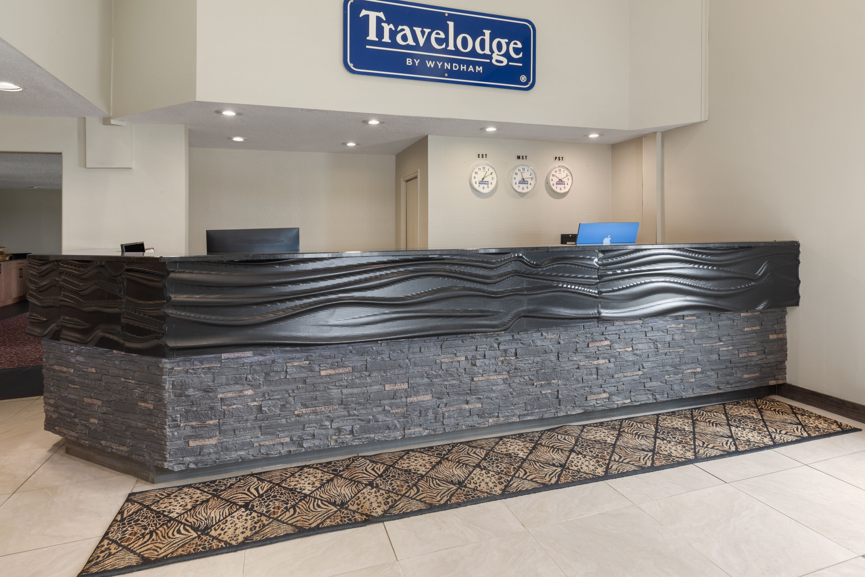 Travelodge by Wyndham Valleyview AB reception in Valleyview, Alberta