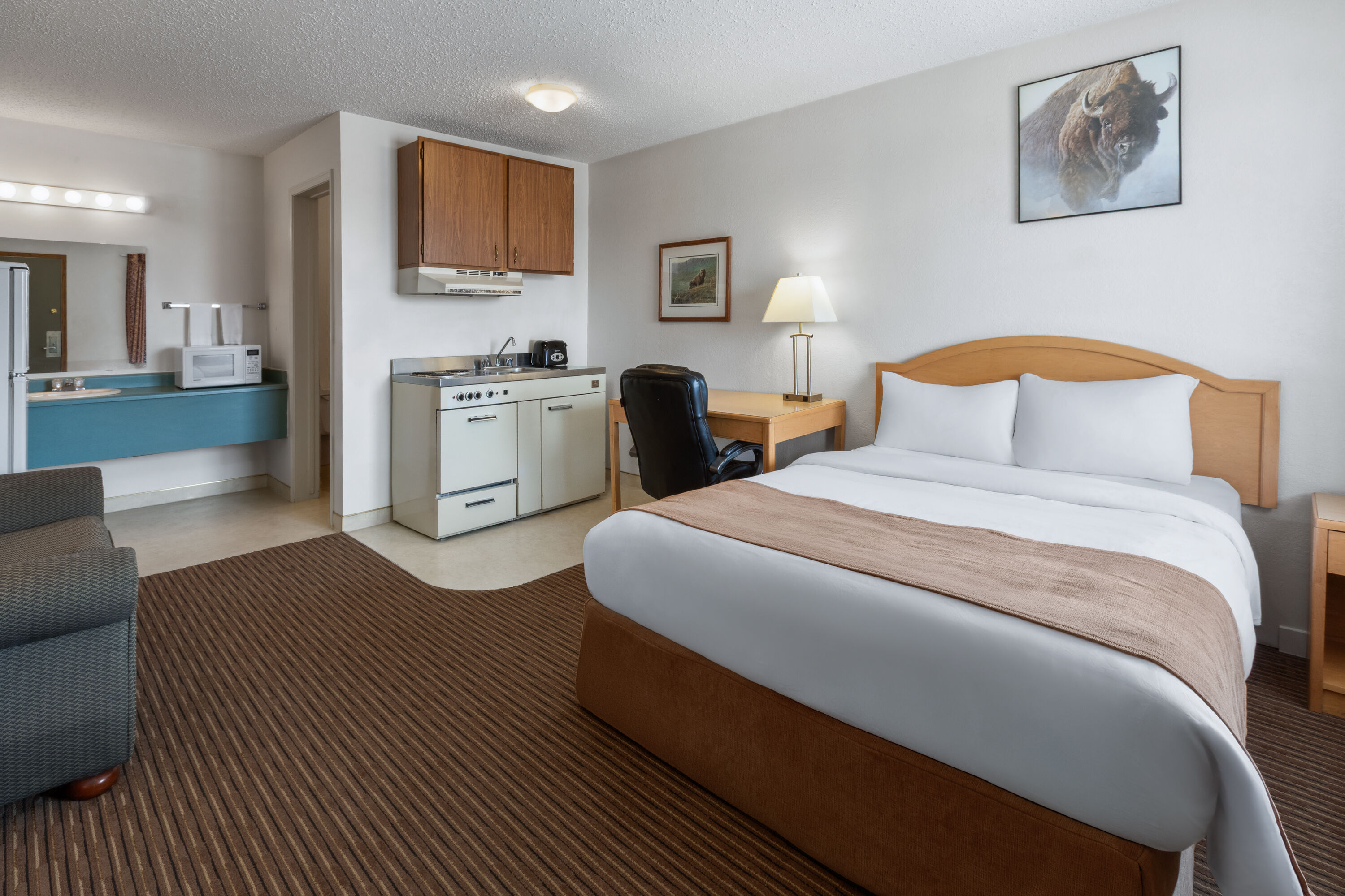 Travelodge by Wyndham Valleyview AB suite in Valleyview, Alberta