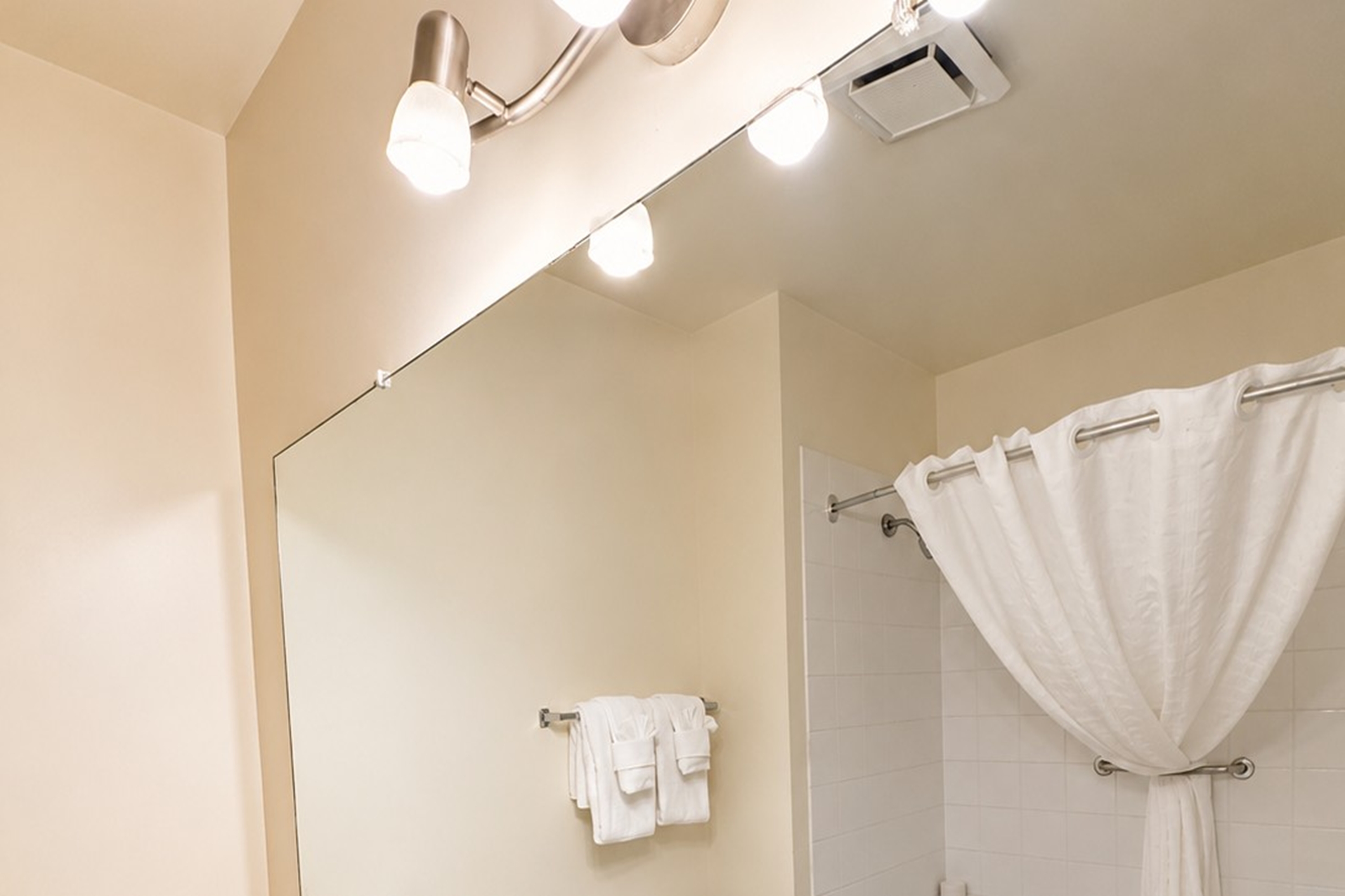 Guest room bath at the Travelodge by Wyndham Chetwynd in Chetwynd, British Columbia