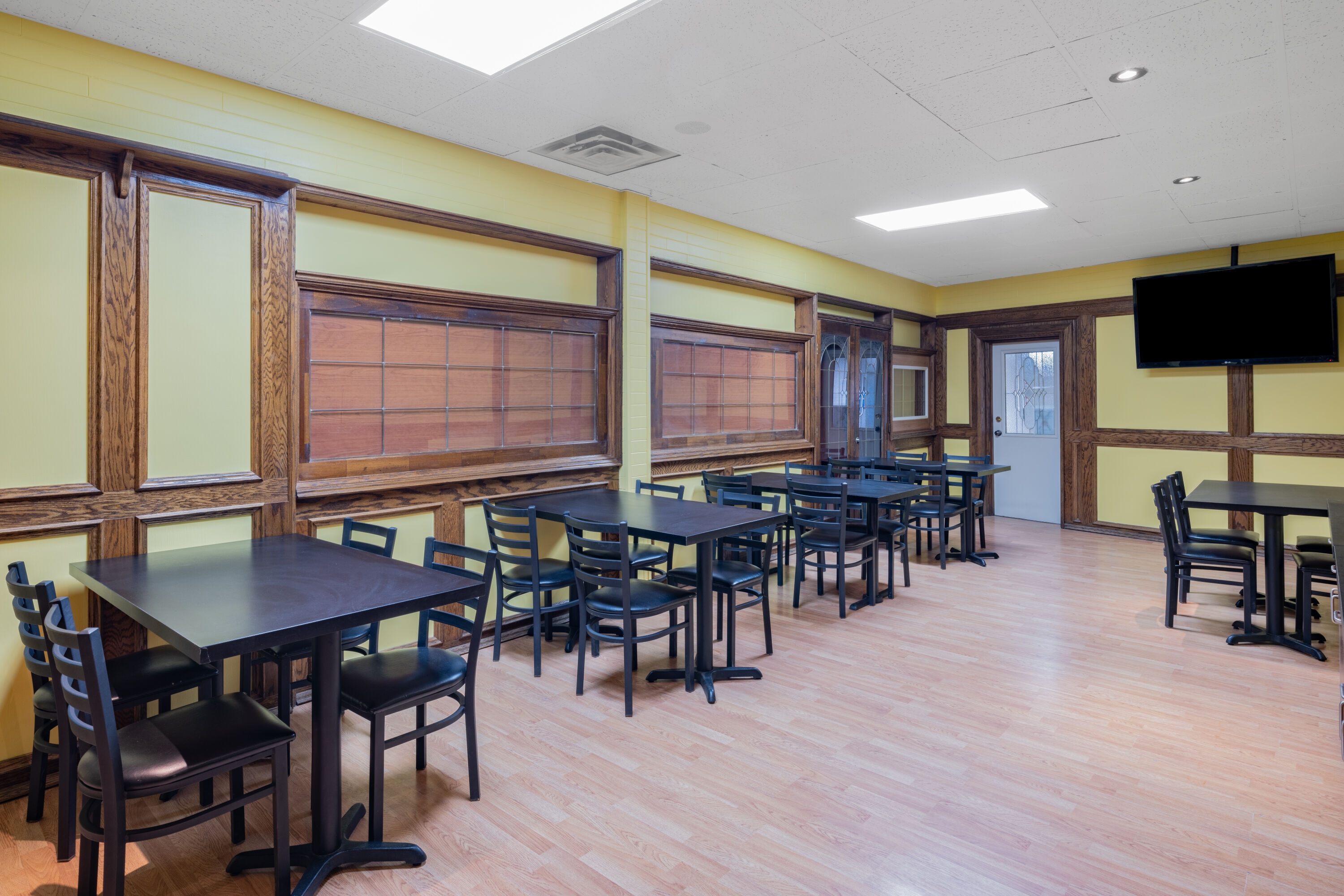 Travelodge by Wyndham Fort St John restaurant breakfast area with seating in Fort St. John, British Columbia