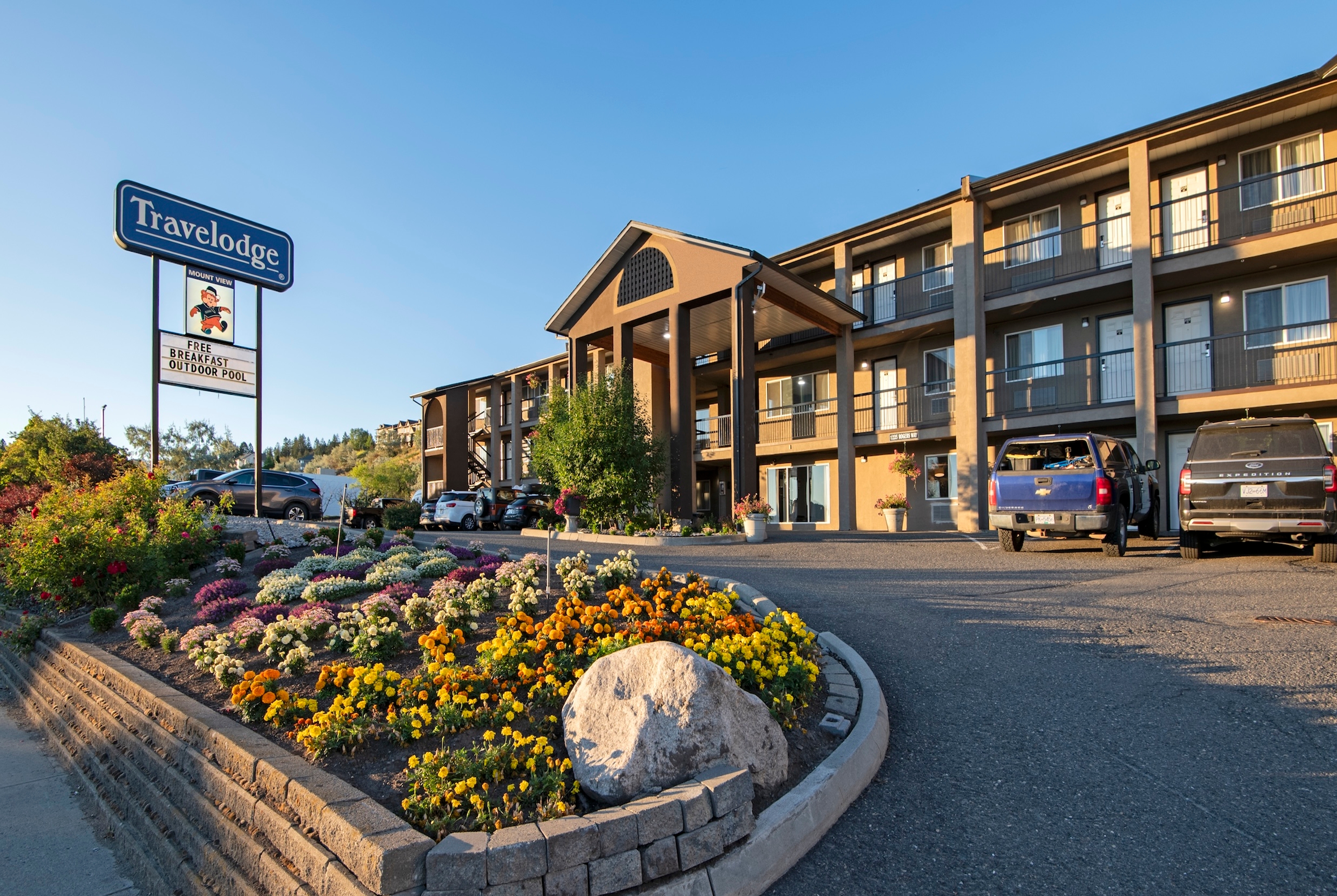 Exterior of Travelodge by Wyndham Kamloops Mountview hotel in Kamloops, British Columbia