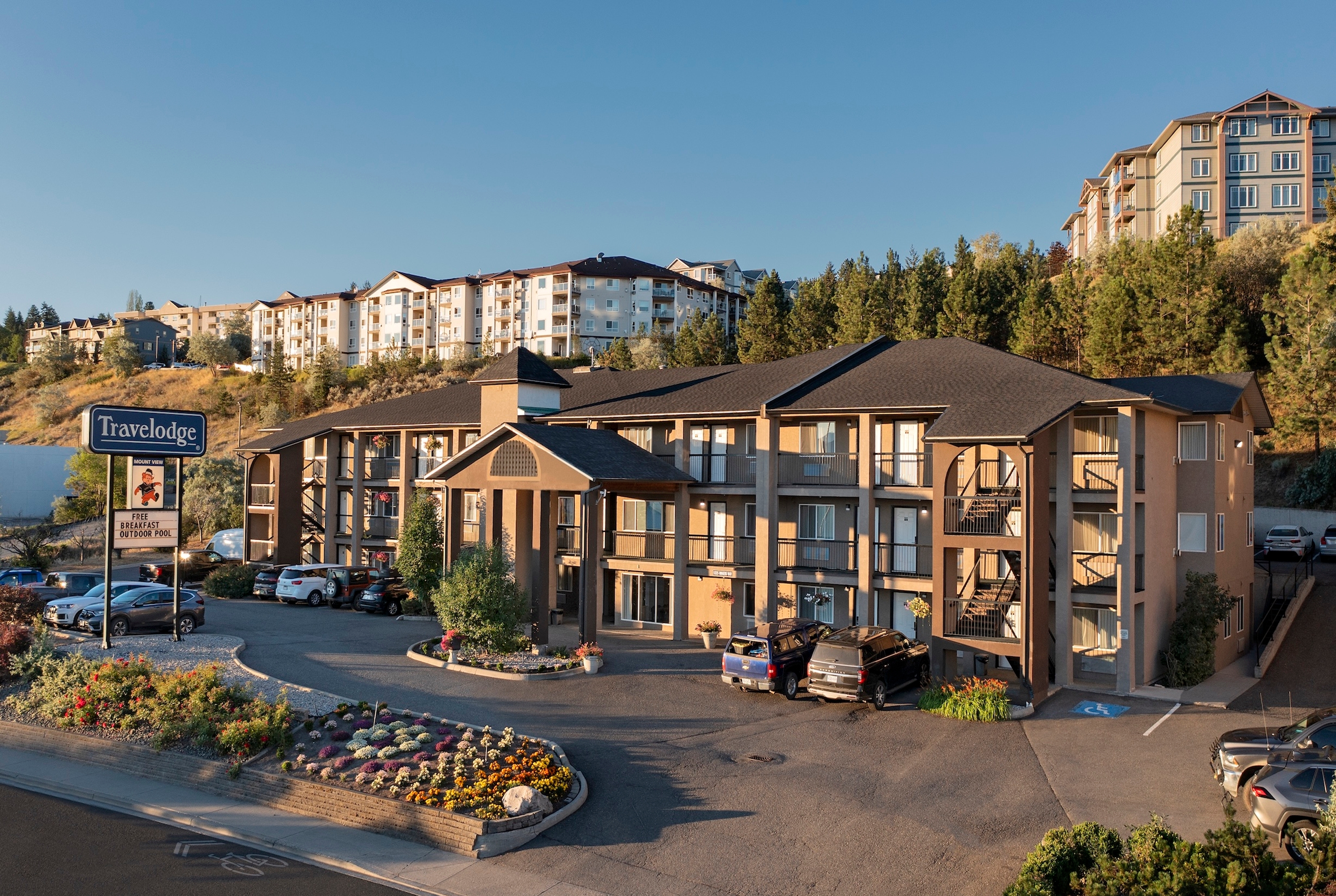 Exterior of Travelodge by Wyndham Kamloops Mountview hotel in Kamloops, British Columbia
