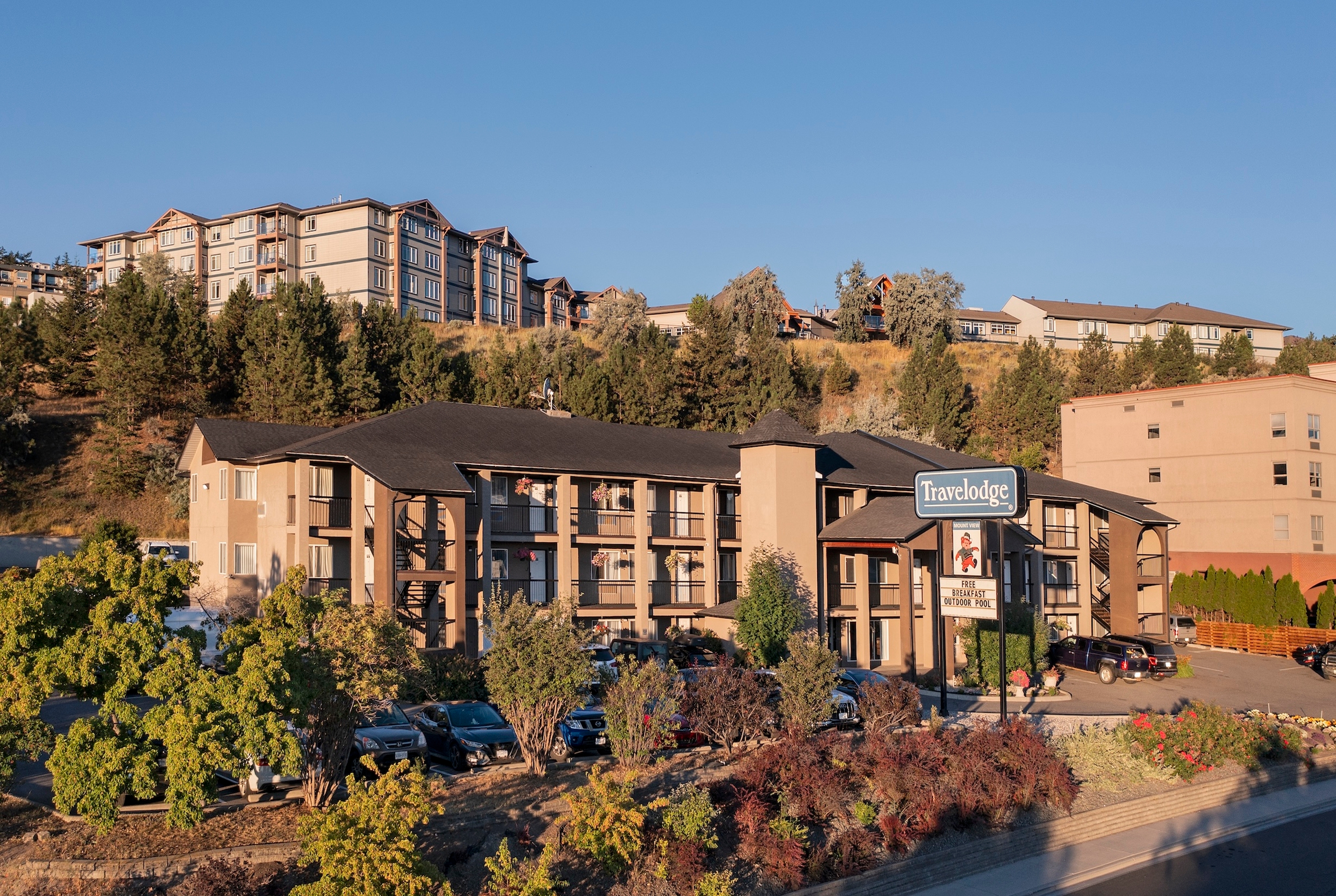 Exterior of Travelodge by Wyndham Kamloops Mountview hotel in Kamloops, British Columbia