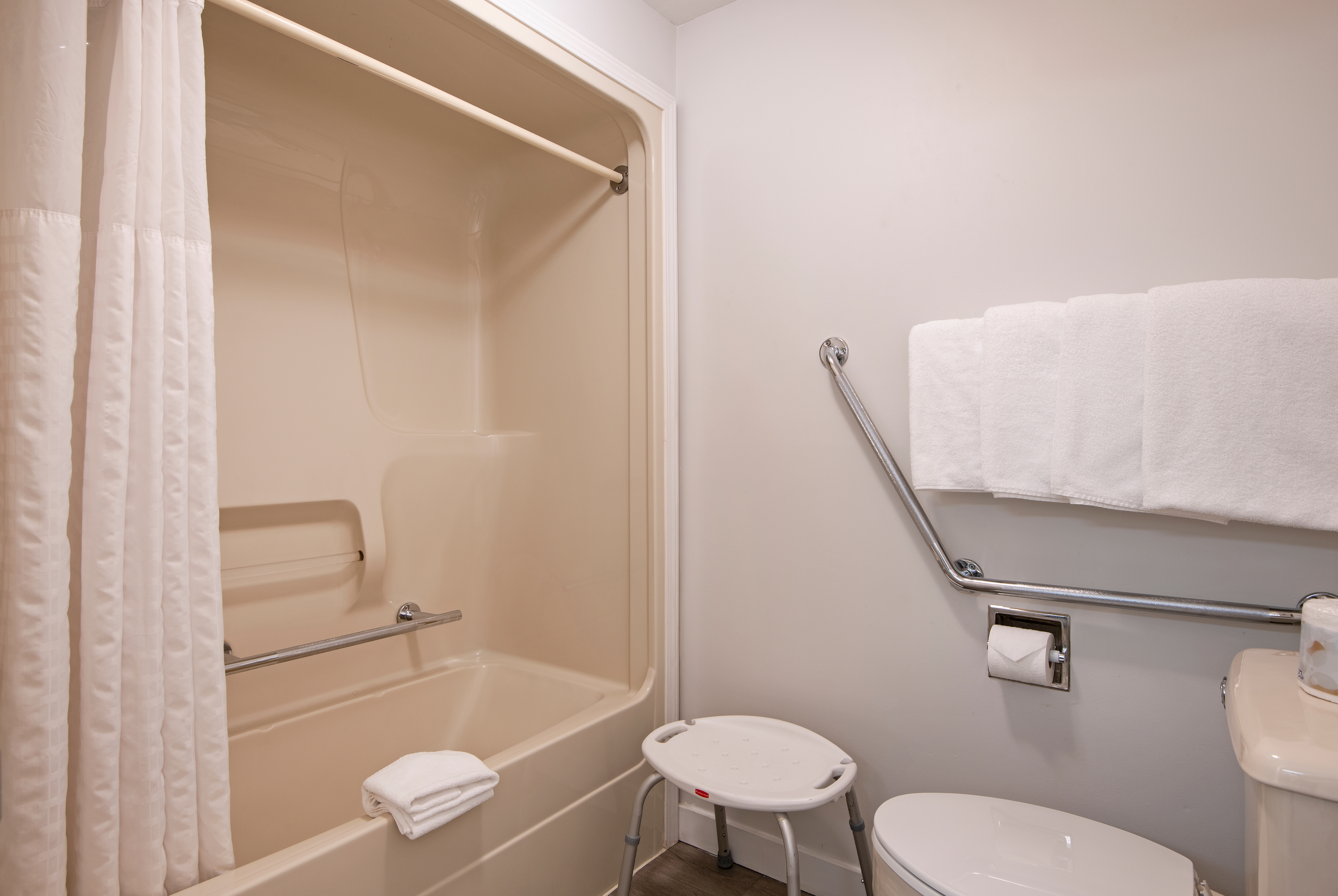 Guest room bath at the Travelodge by Wyndham Kamloops Mountview in Kamloops, British Columbia