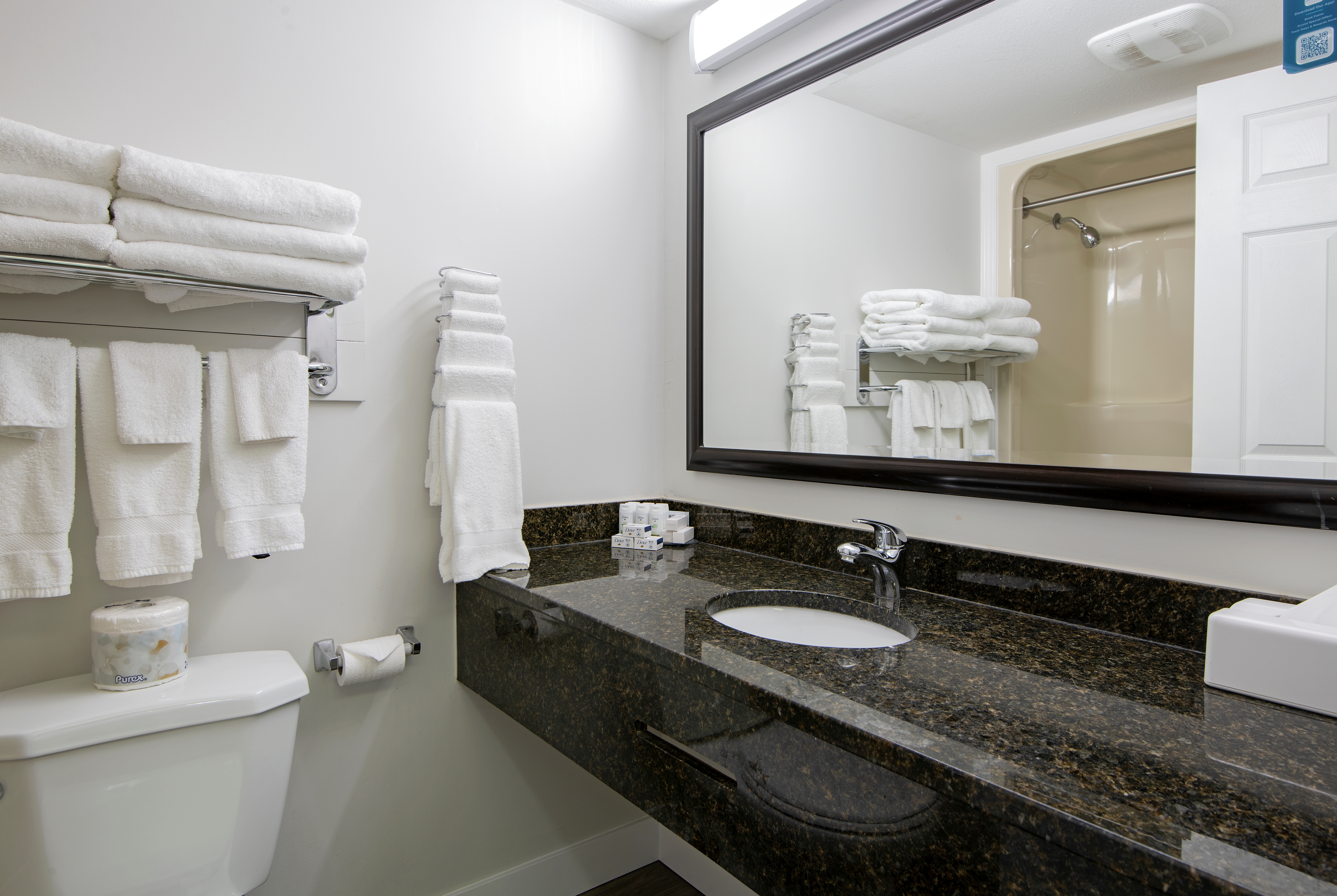 Guest room bath at the Travelodge by Wyndham Kamloops Mountview in Kamloops, British Columbia