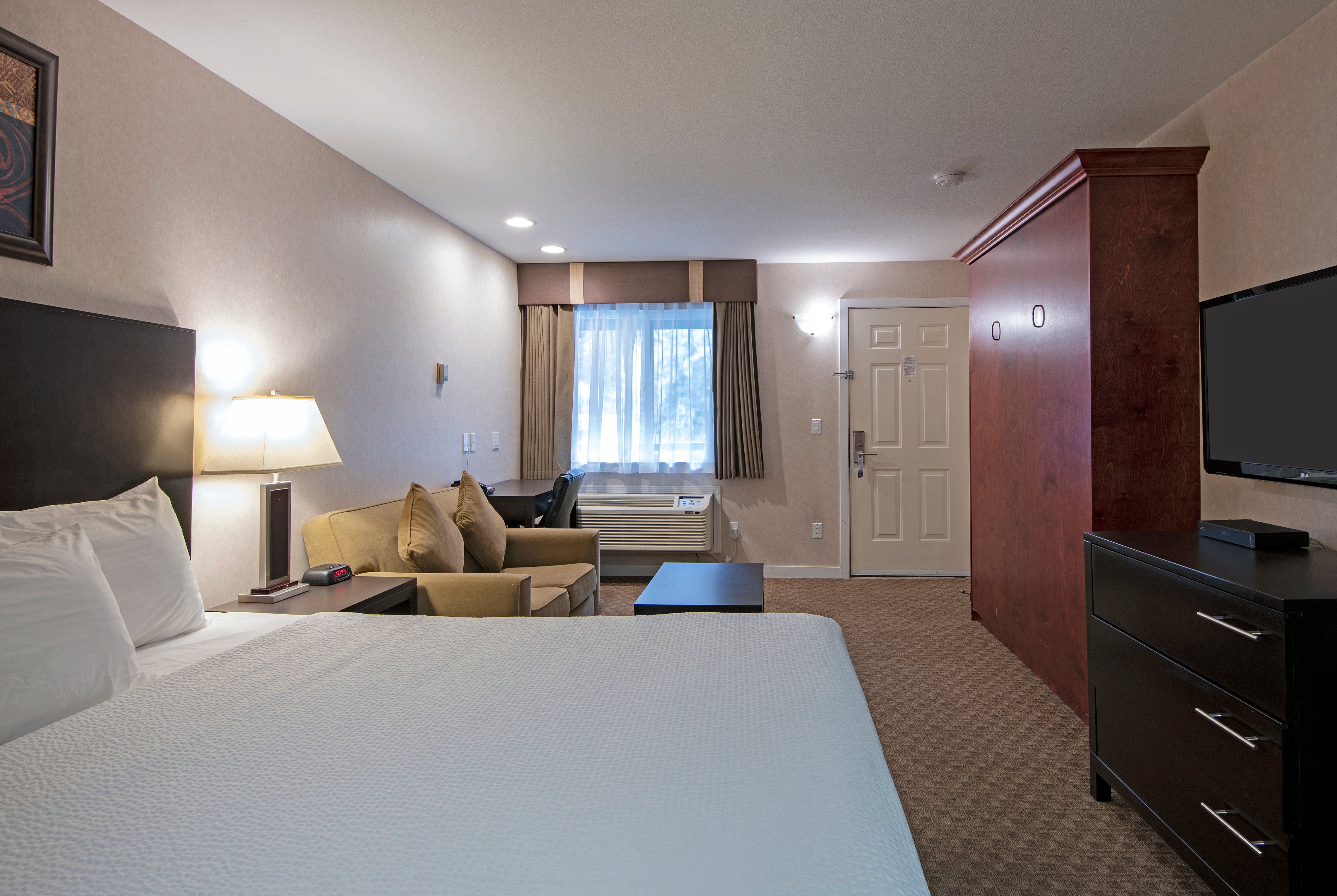 Guest room at the Travelodge by Wyndham Kamloops Mountview in Kamloops, British Columbia