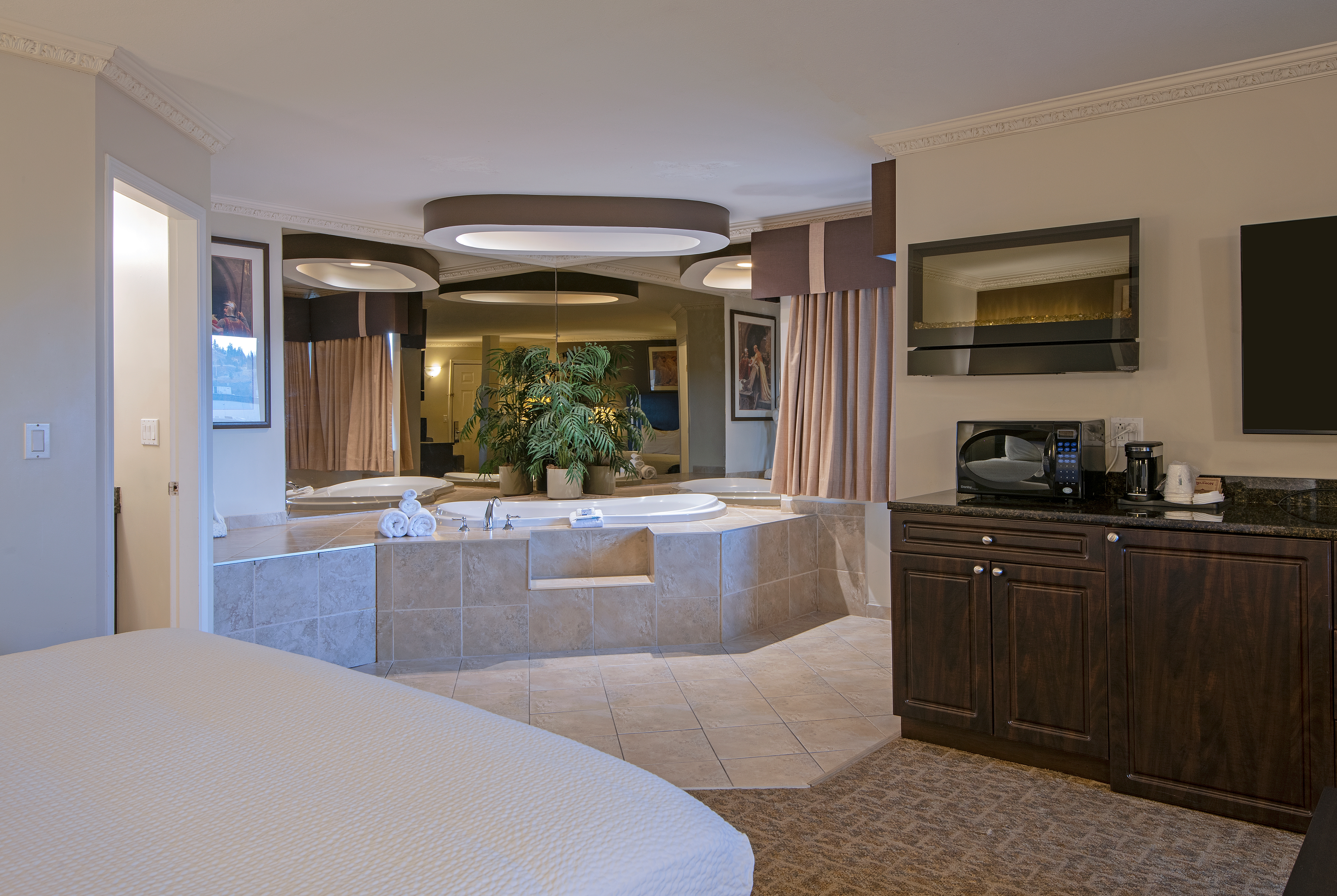 Guest room at the Travelodge by Wyndham Kamloops Mountview in Kamloops, British Columbia