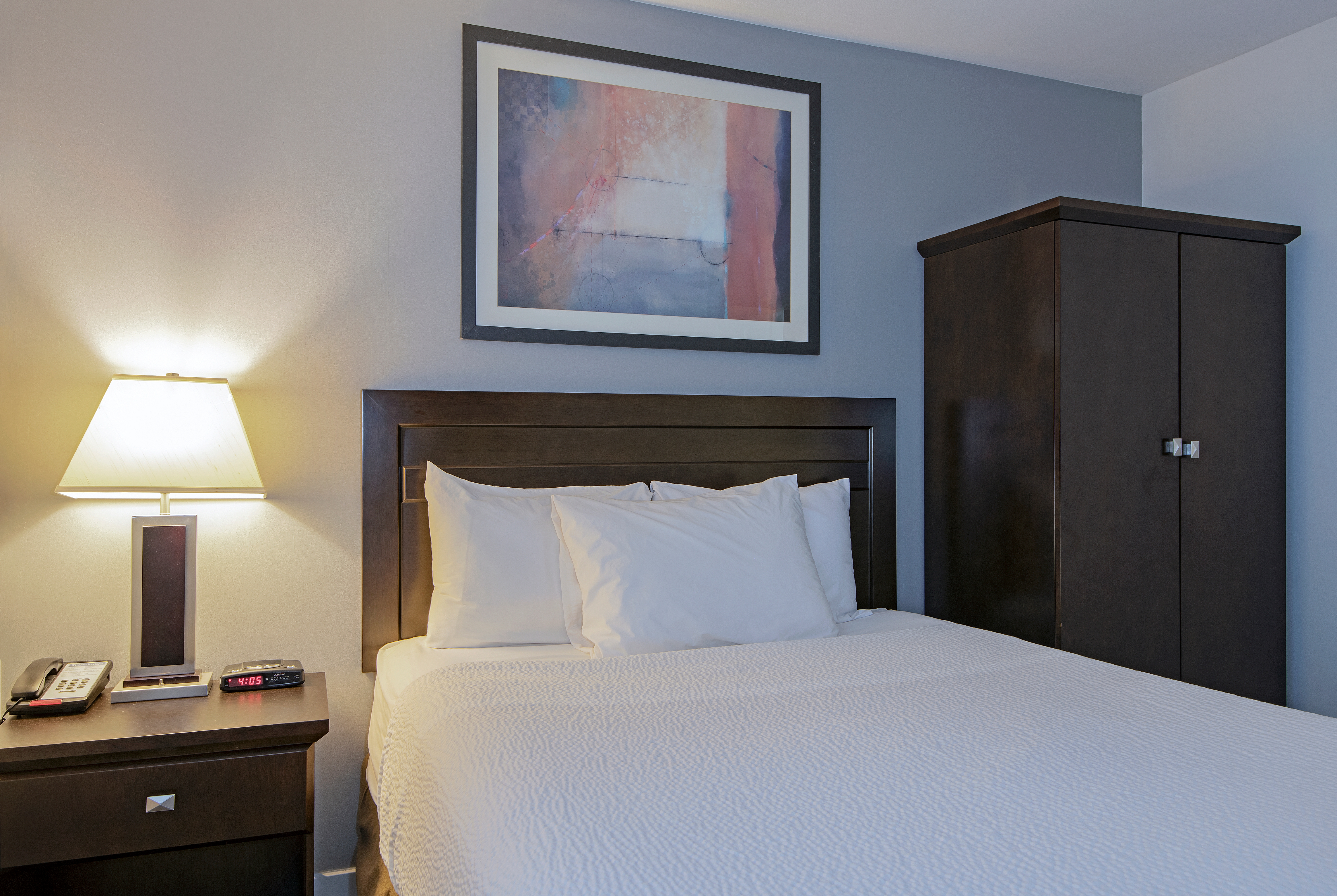 Guest room at the Travelodge by Wyndham Kamloops Mountview in Kamloops, British Columbia