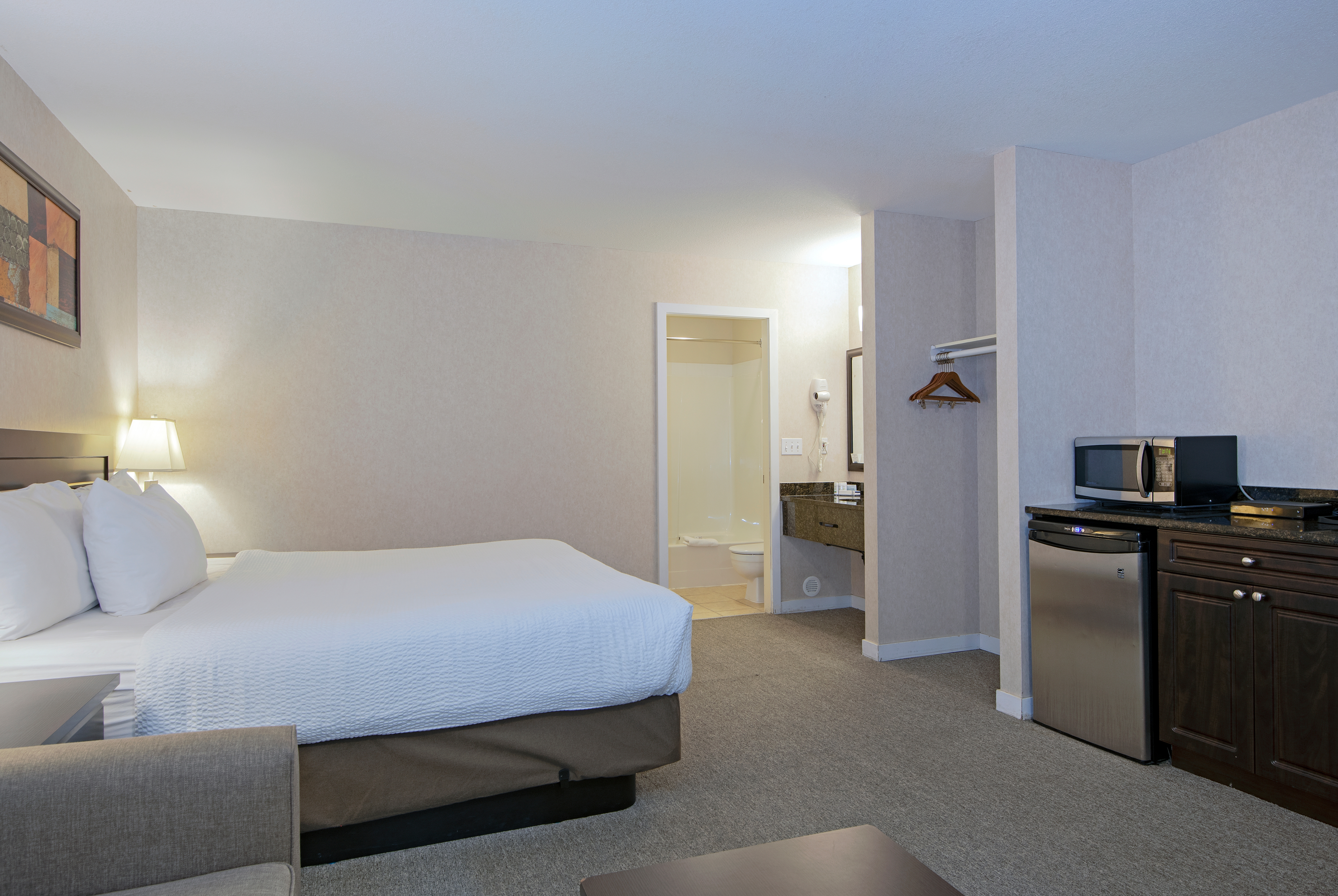 Guest room at the Travelodge by Wyndham Kamloops Mountview in Kamloops, British Columbia