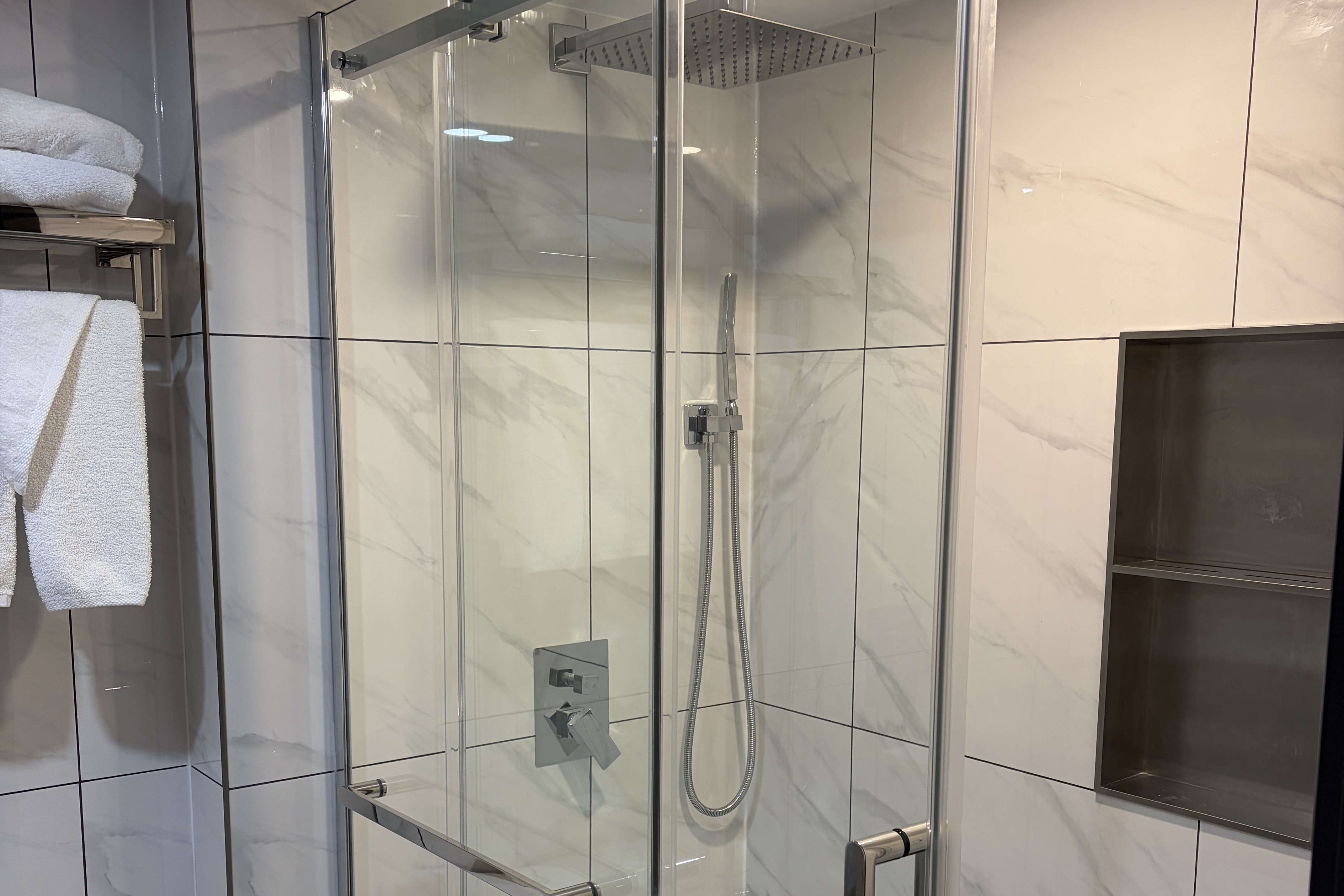 Guest room bath at the Travelodge by Wyndham Langley in Langley, British Columbia