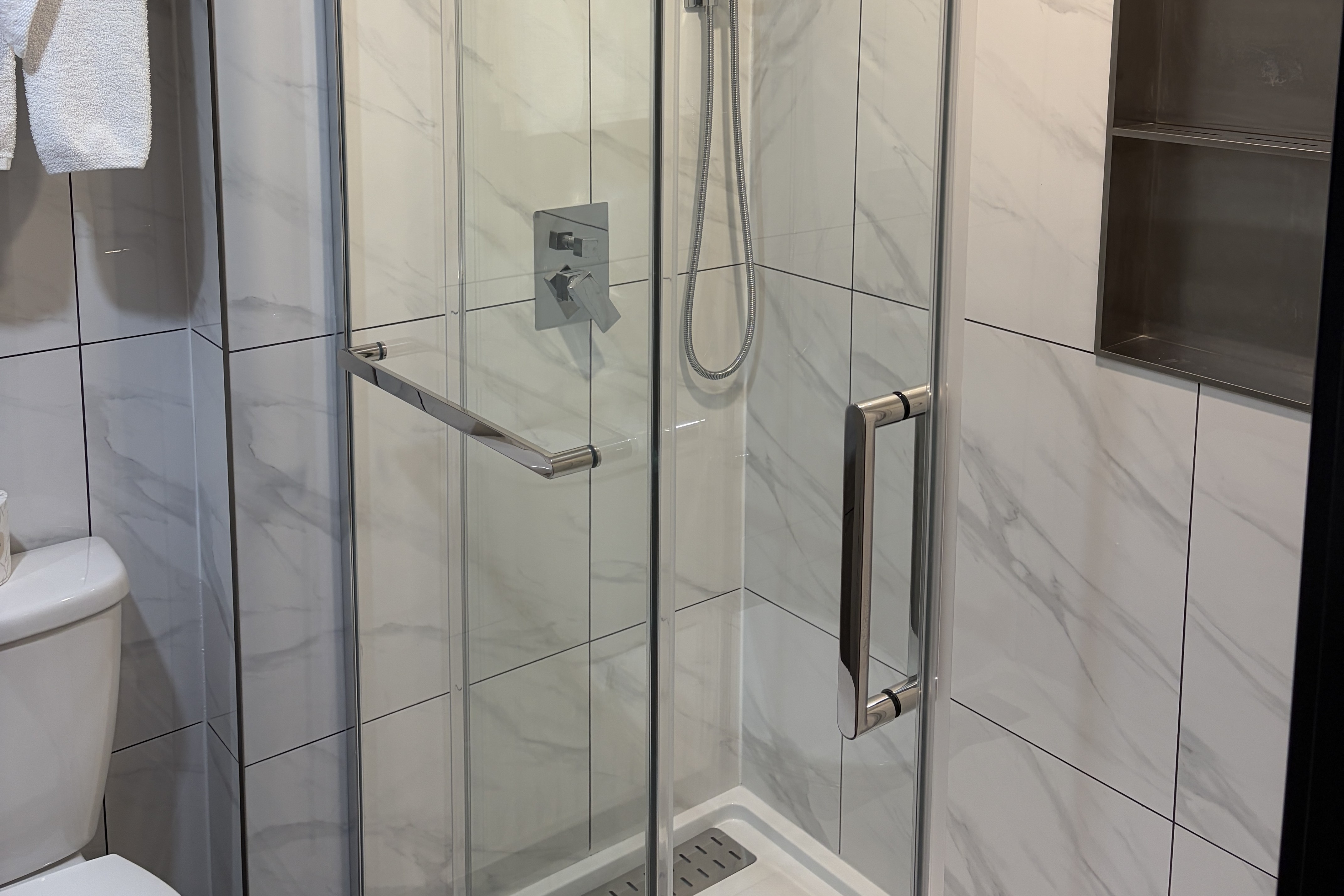 Guest room bath at the Travelodge by Wyndham Langley in Langley, British Columbia