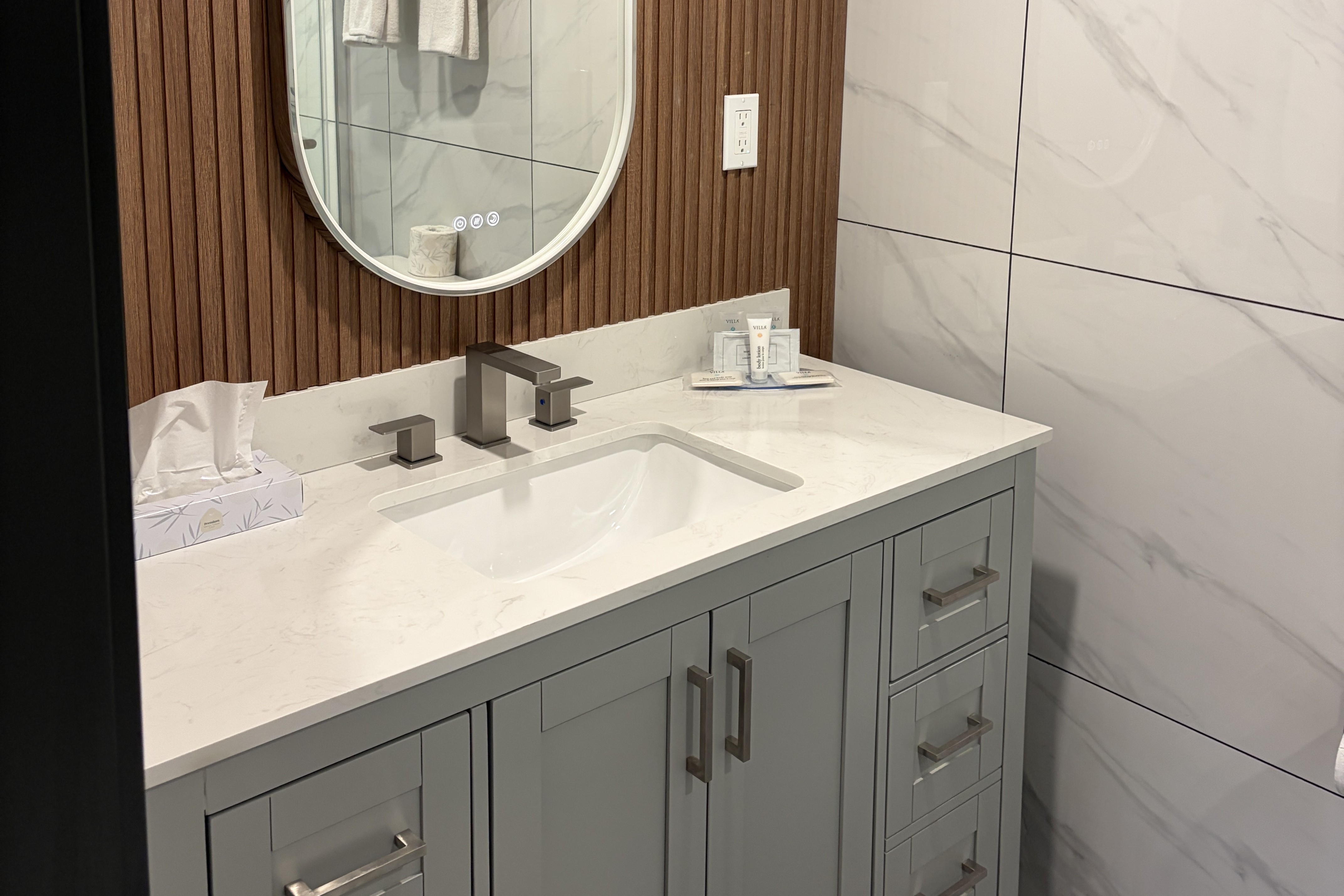 Guest room bath at the Travelodge by Wyndham Langley in Langley, British Columbia