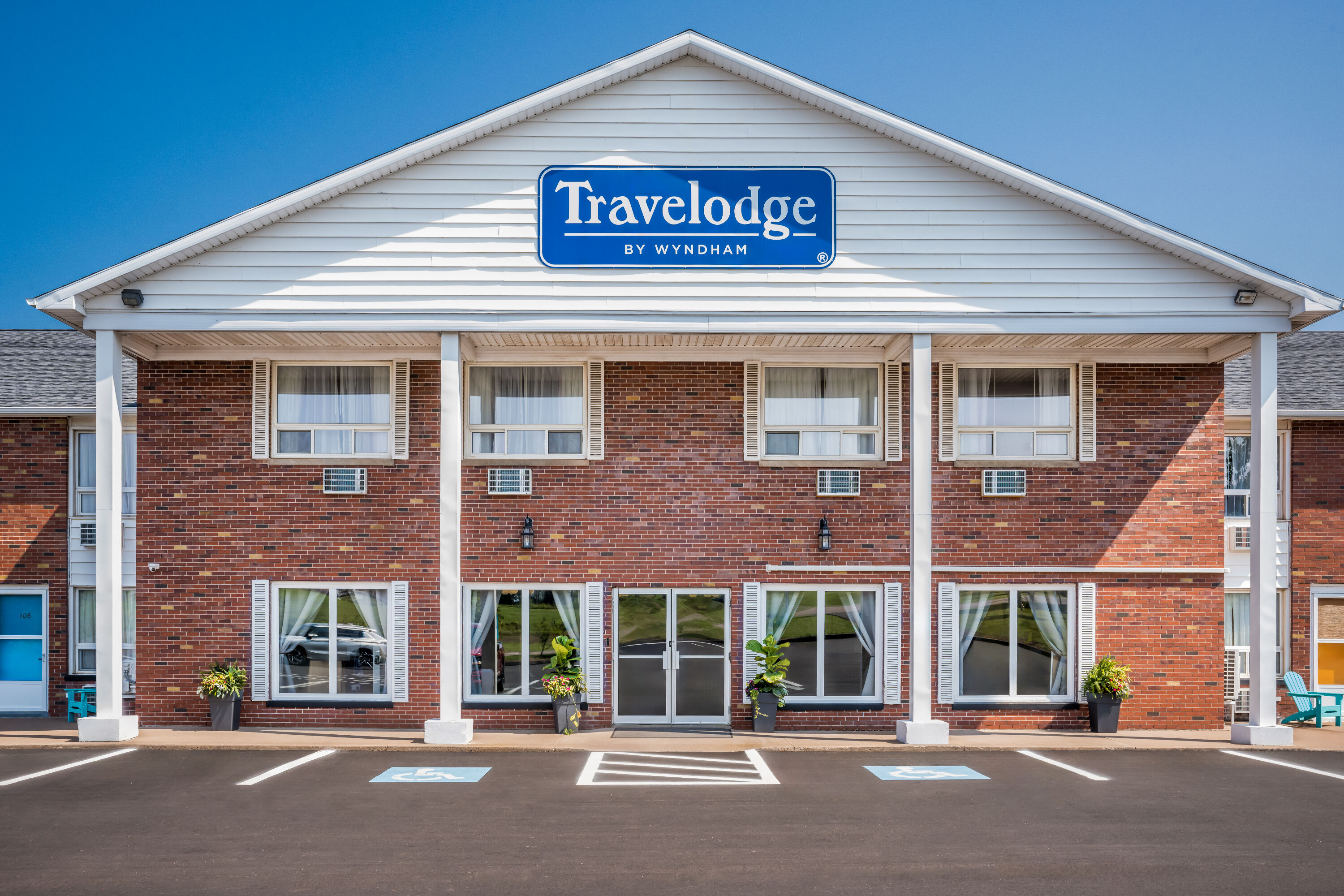 Exterior Day Image of Travelodge by Wyndham Amherst hotel in Amherst, Nova Scotia