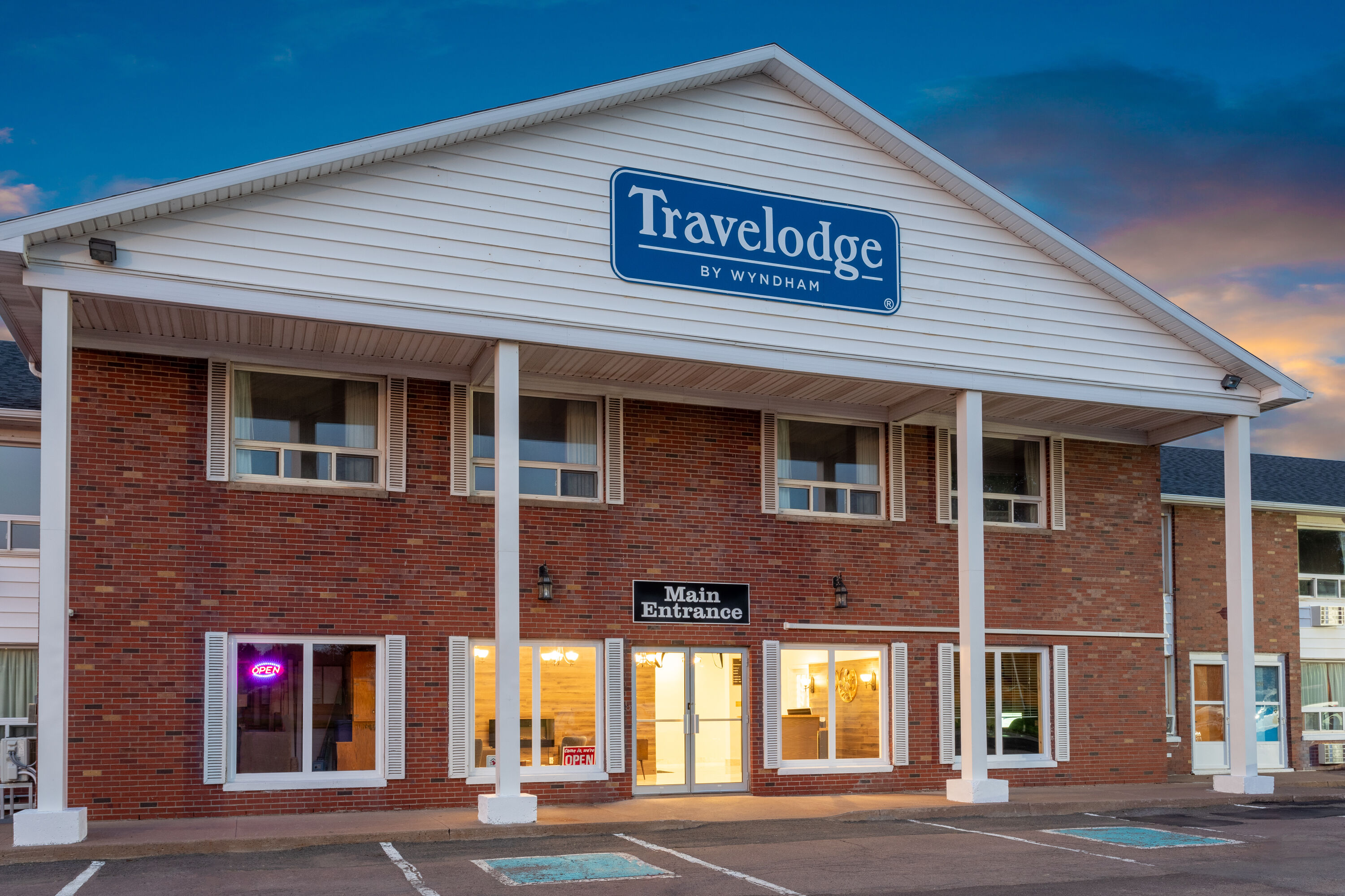 Exterior Dusk Image of Travelodge by Wyndham Amherst hotel in Amherst, Nova Scotia