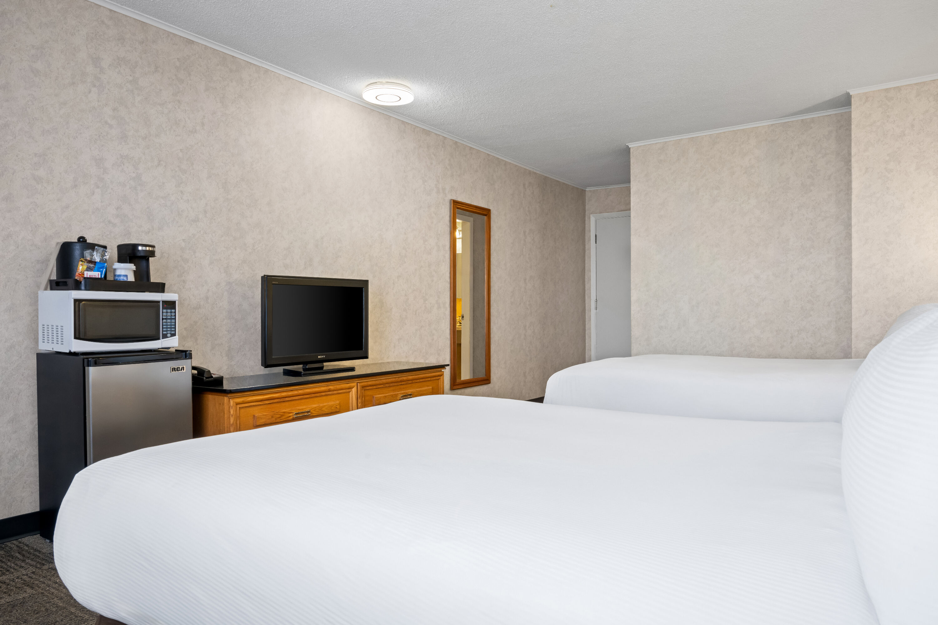 Double bed guest room at the Travelodge by Wyndham Amherst in Amherst, Nova Scotia