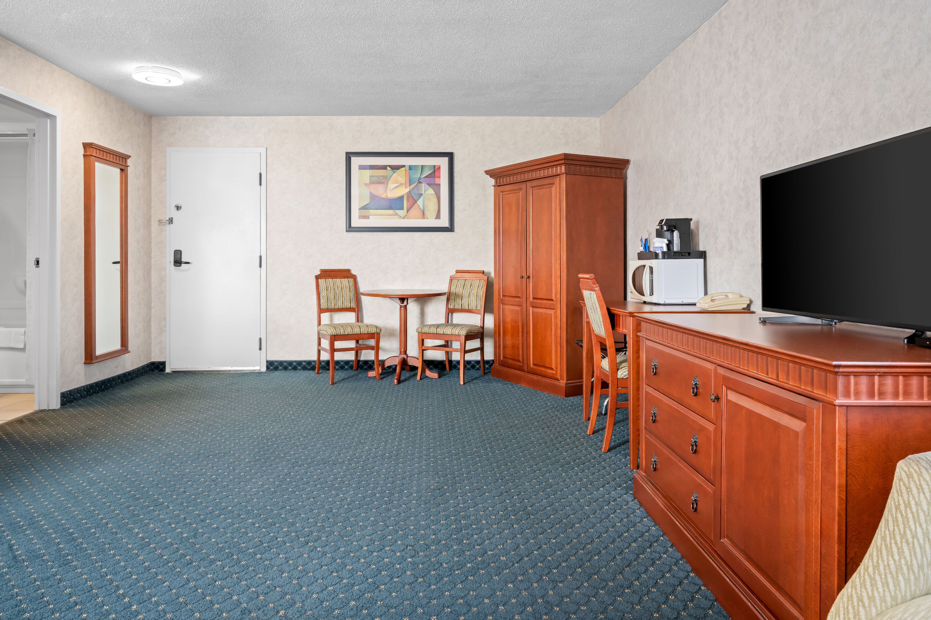 Double bed guest room at the Travelodge by Wyndham Amherst in Amherst, Nova Scotia