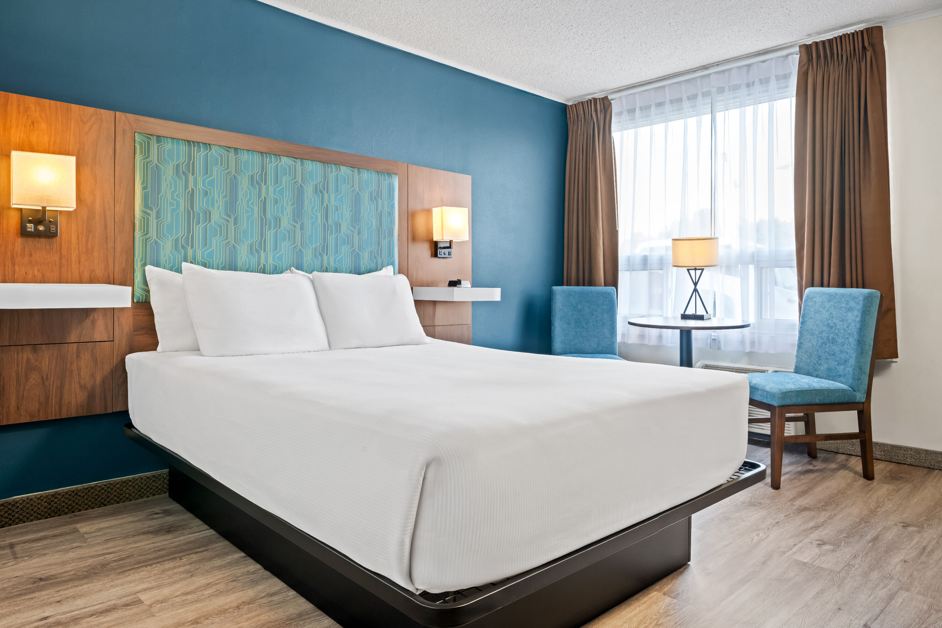 Queen bed guest room at the Travelodge by Wyndham Amherst in Amherst, Nova Scotia