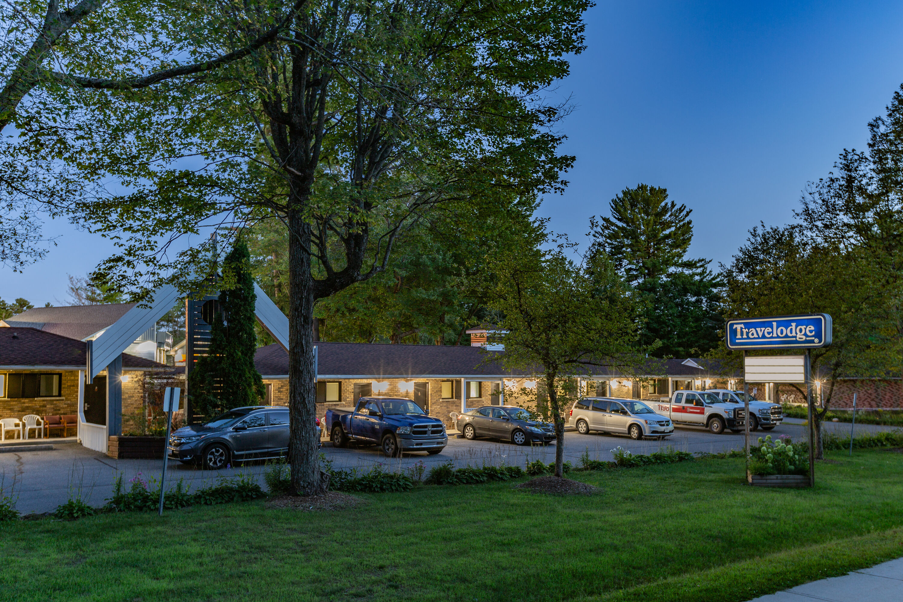 Exterior Dusk Image of Travelodge by Wyndham Bracebridge hotel in Bracebridge, Ontario