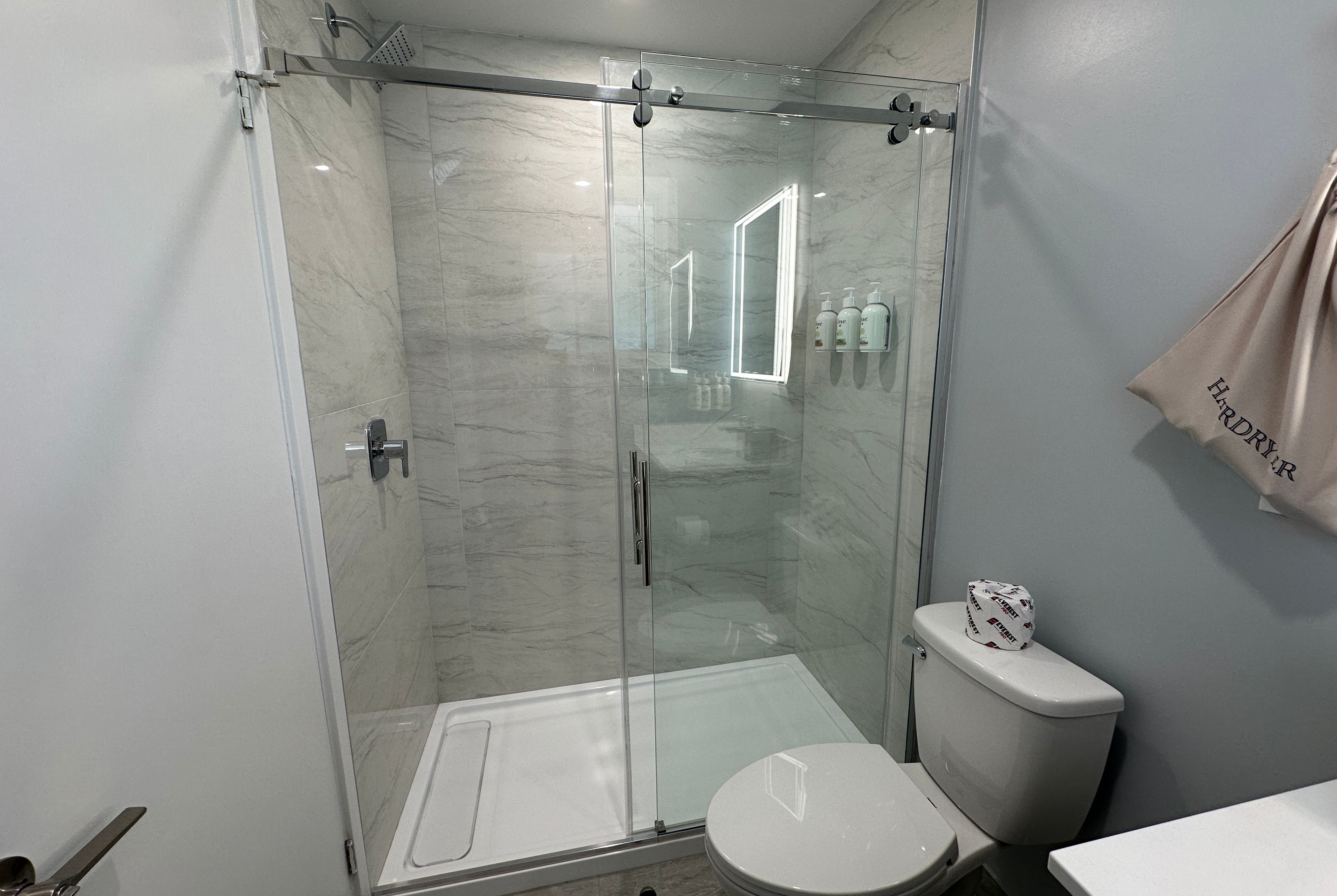 Guest room bath at the Travelodge by Wyndham Bracebridge in Bracebridge, Ontario