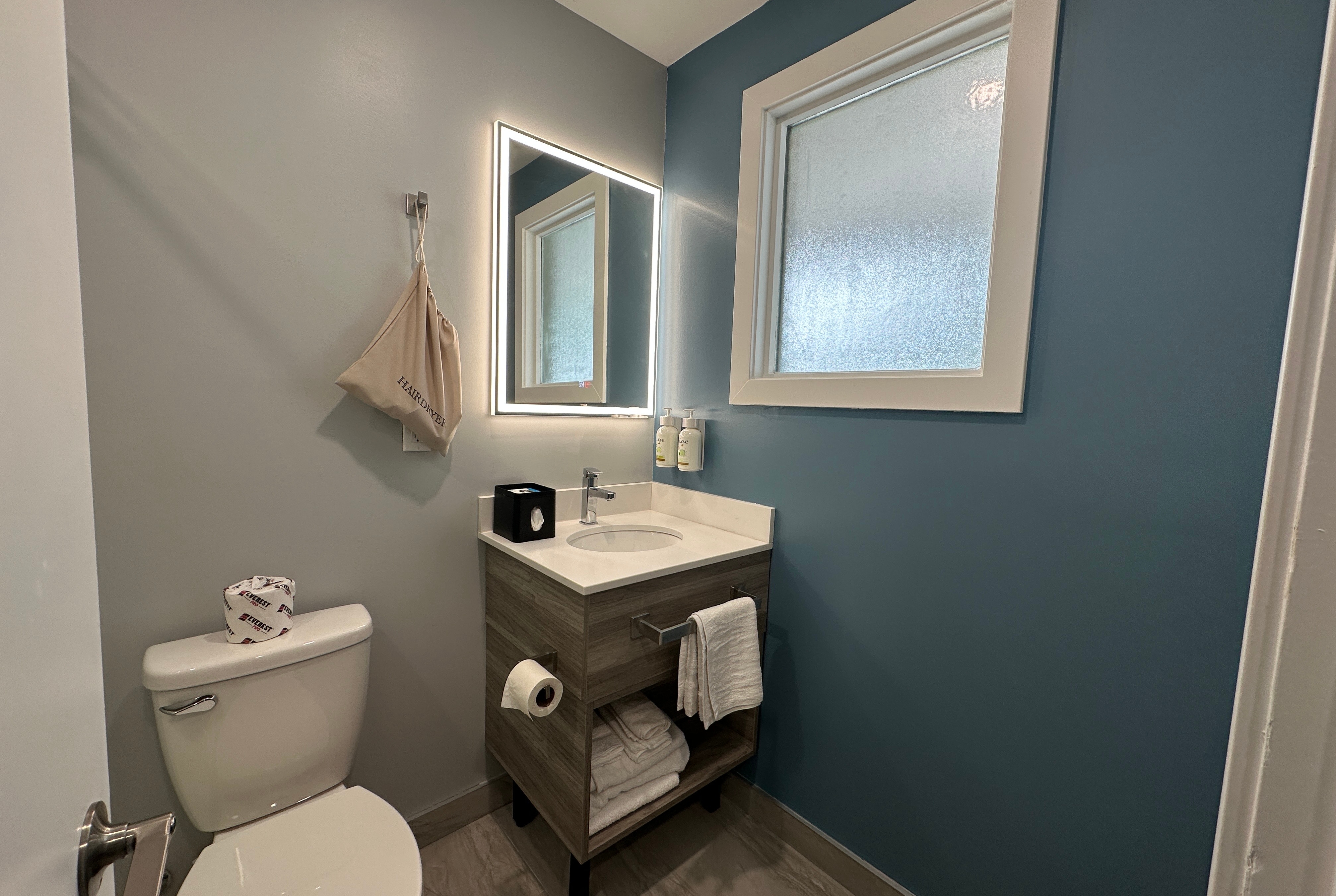 Guest room bath at the Travelodge by Wyndham Bracebridge in Bracebridge, Ontario