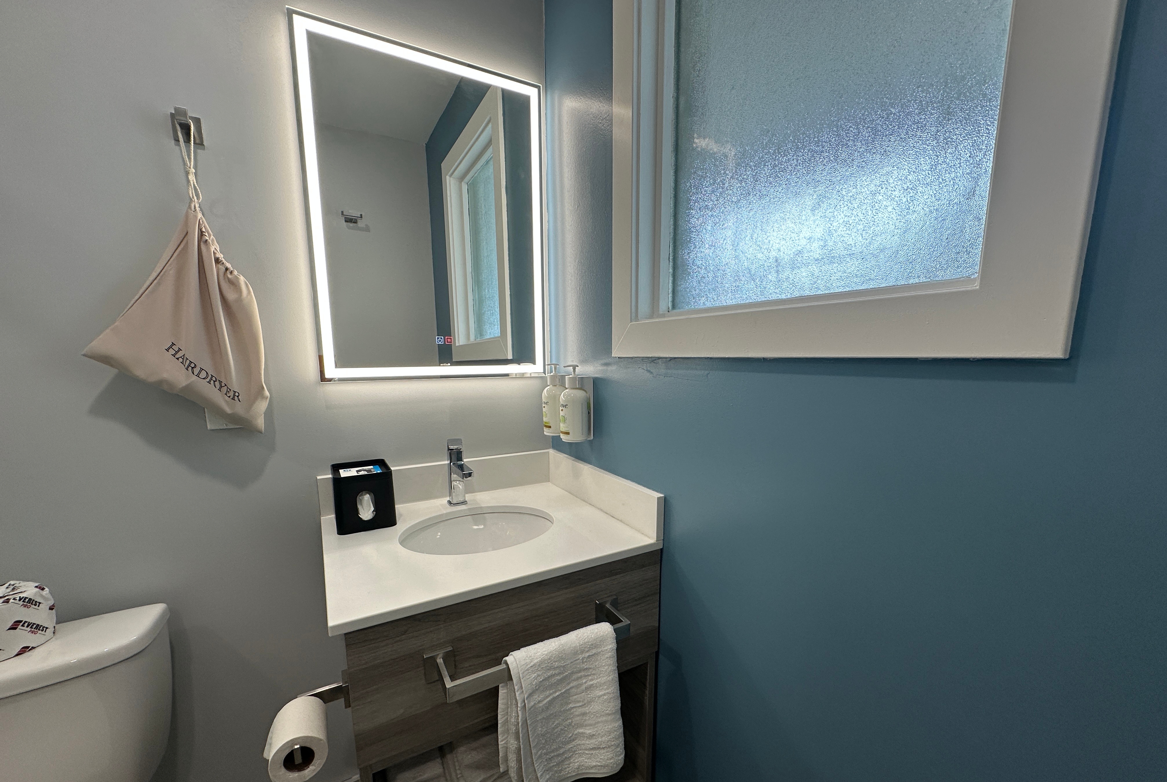 Guest room bath at the Travelodge by Wyndham Bracebridge in Bracebridge, Ontario
