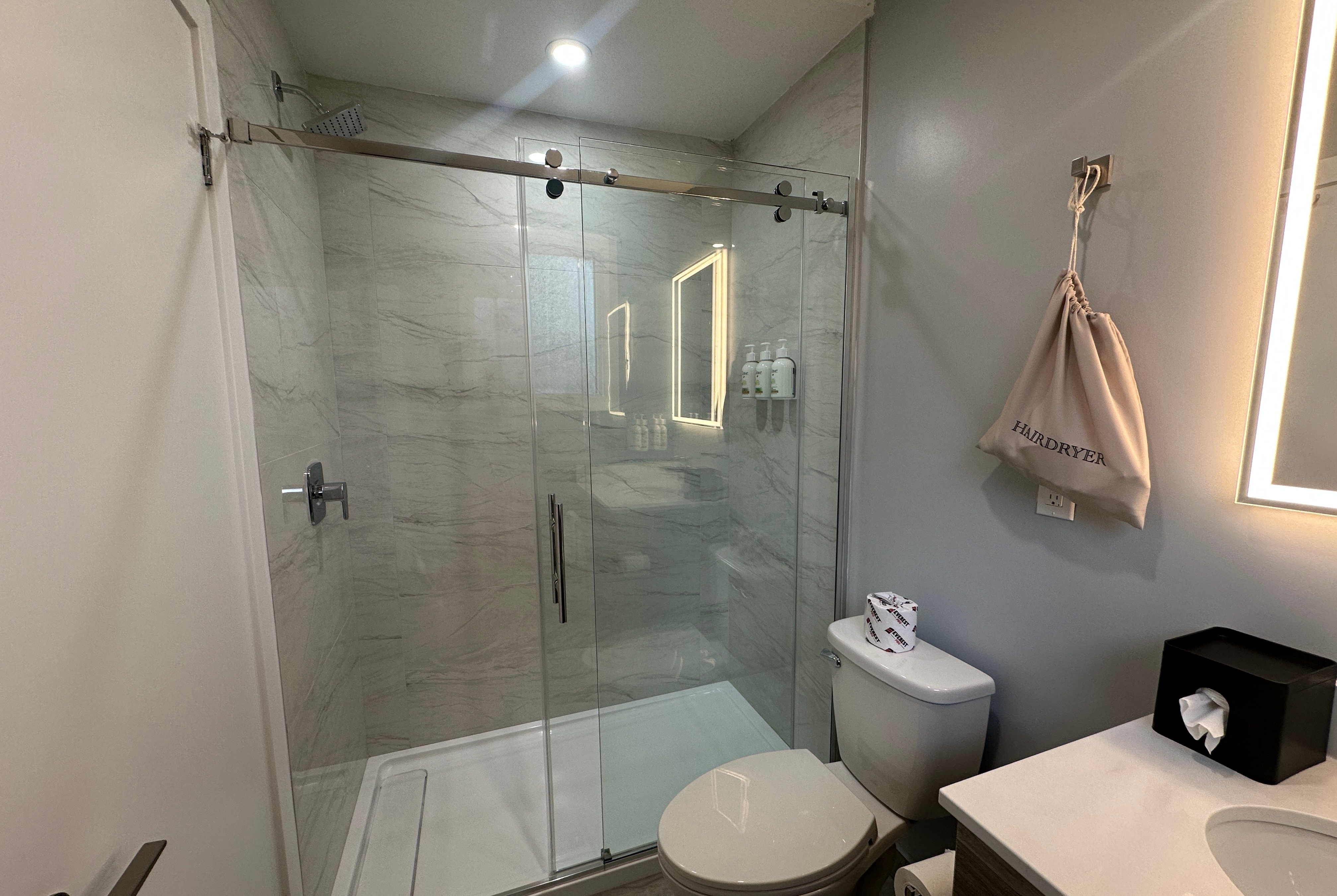 Guest room bath at the Travelodge by Wyndham Bracebridge in Bracebridge, Ontario