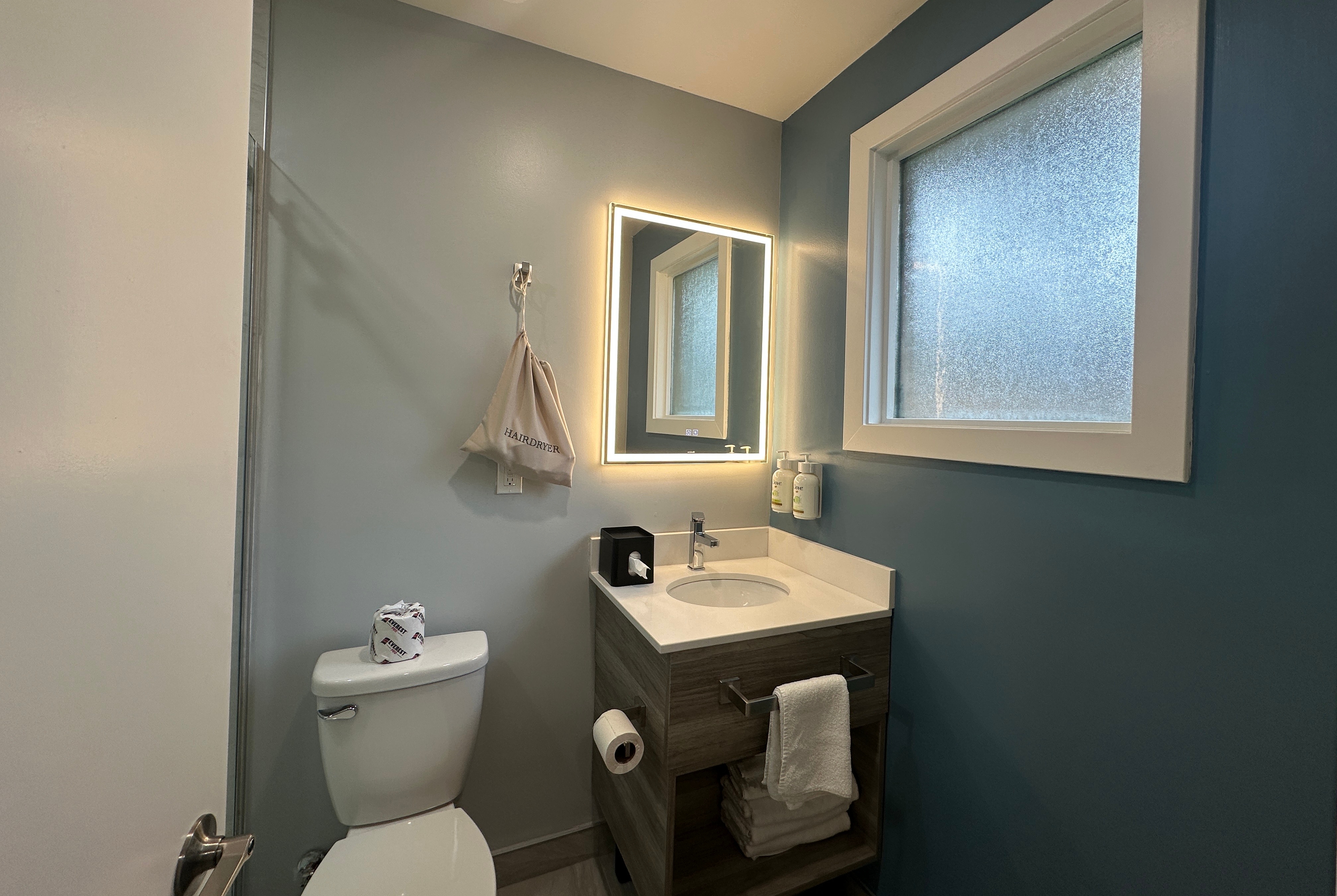 Guest room bath at the Travelodge by Wyndham Bracebridge in Bracebridge, Ontario