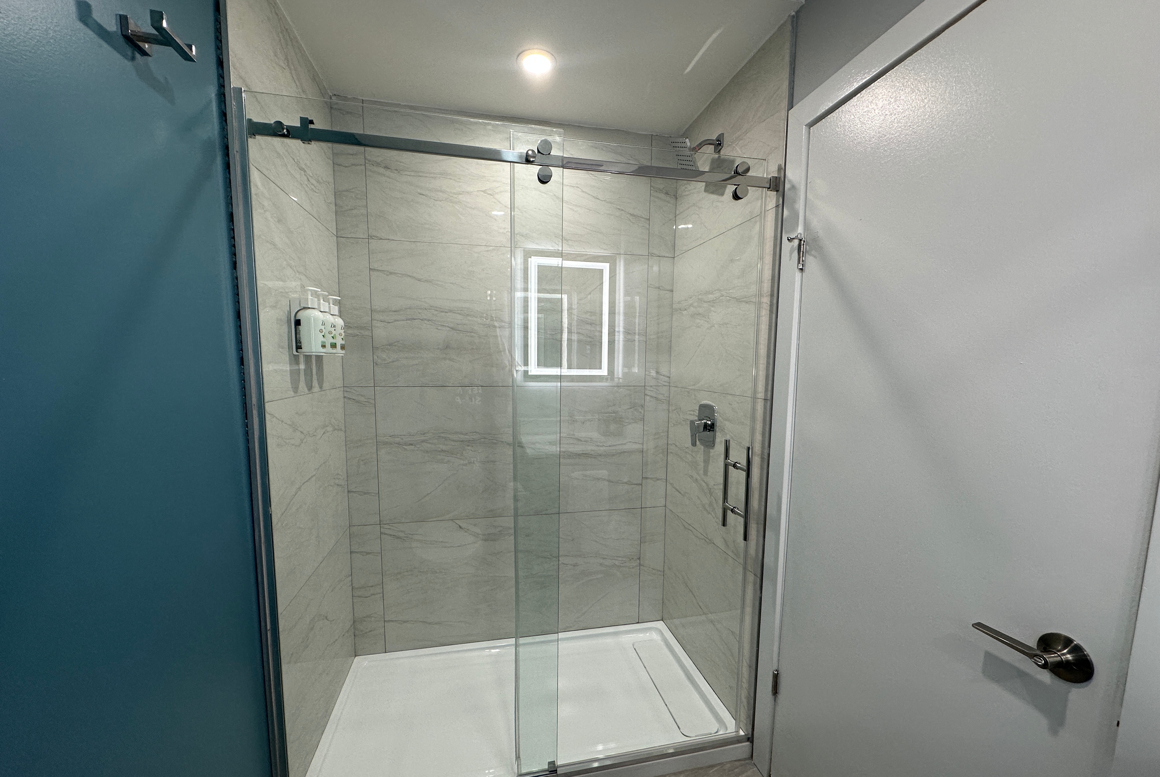 Guest room bath at the Travelodge by Wyndham Bracebridge in Bracebridge, Ontario