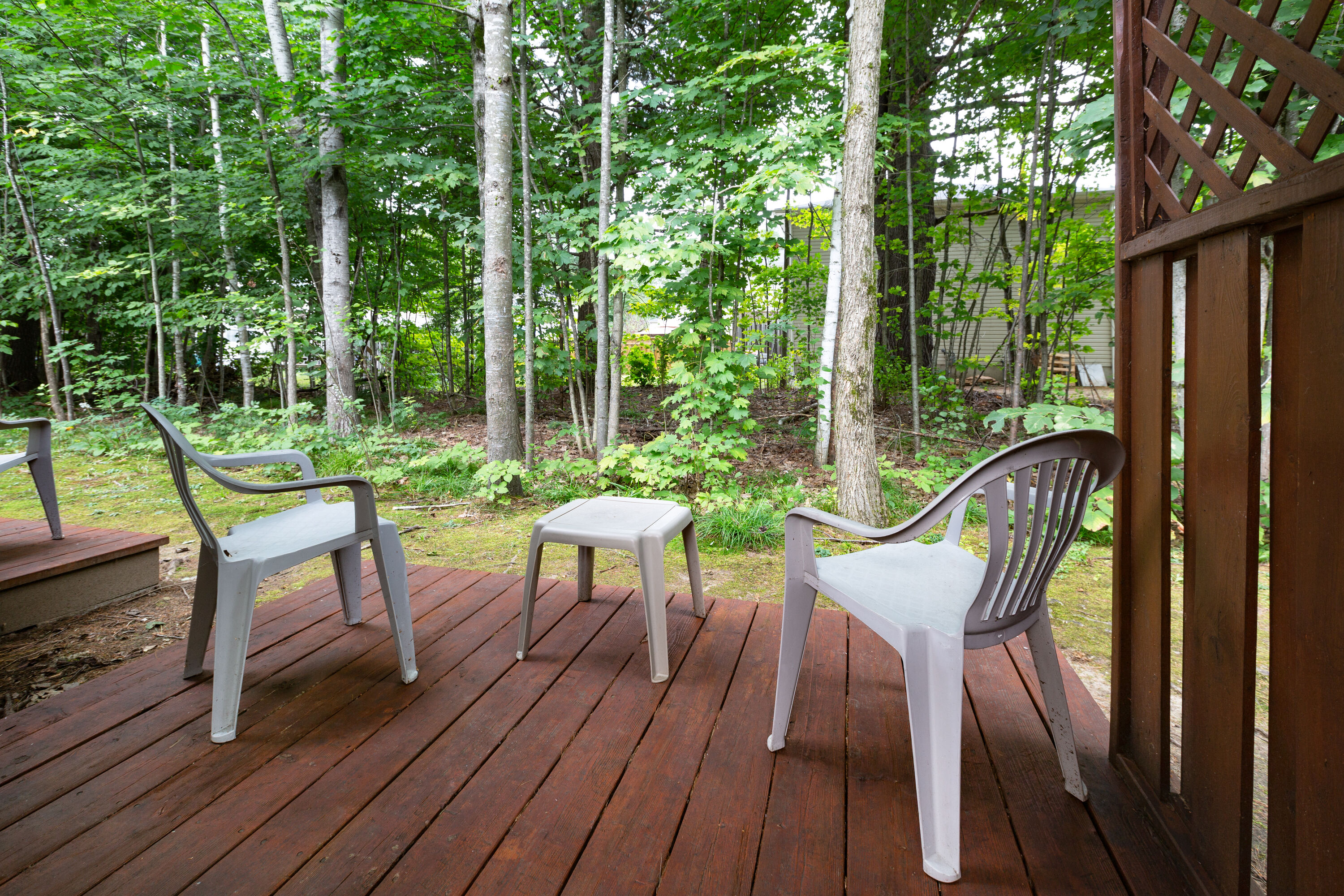 Guest room at the Travelodge by Wyndham Bracebridge in Bracebridge, Ontario