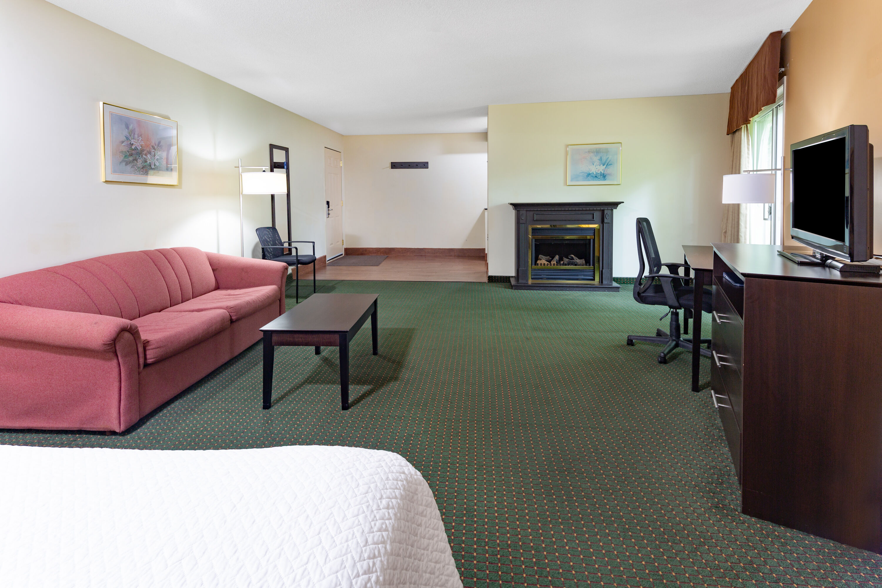 Guest room at the Travelodge by Wyndham Bracebridge in Bracebridge, Ontario