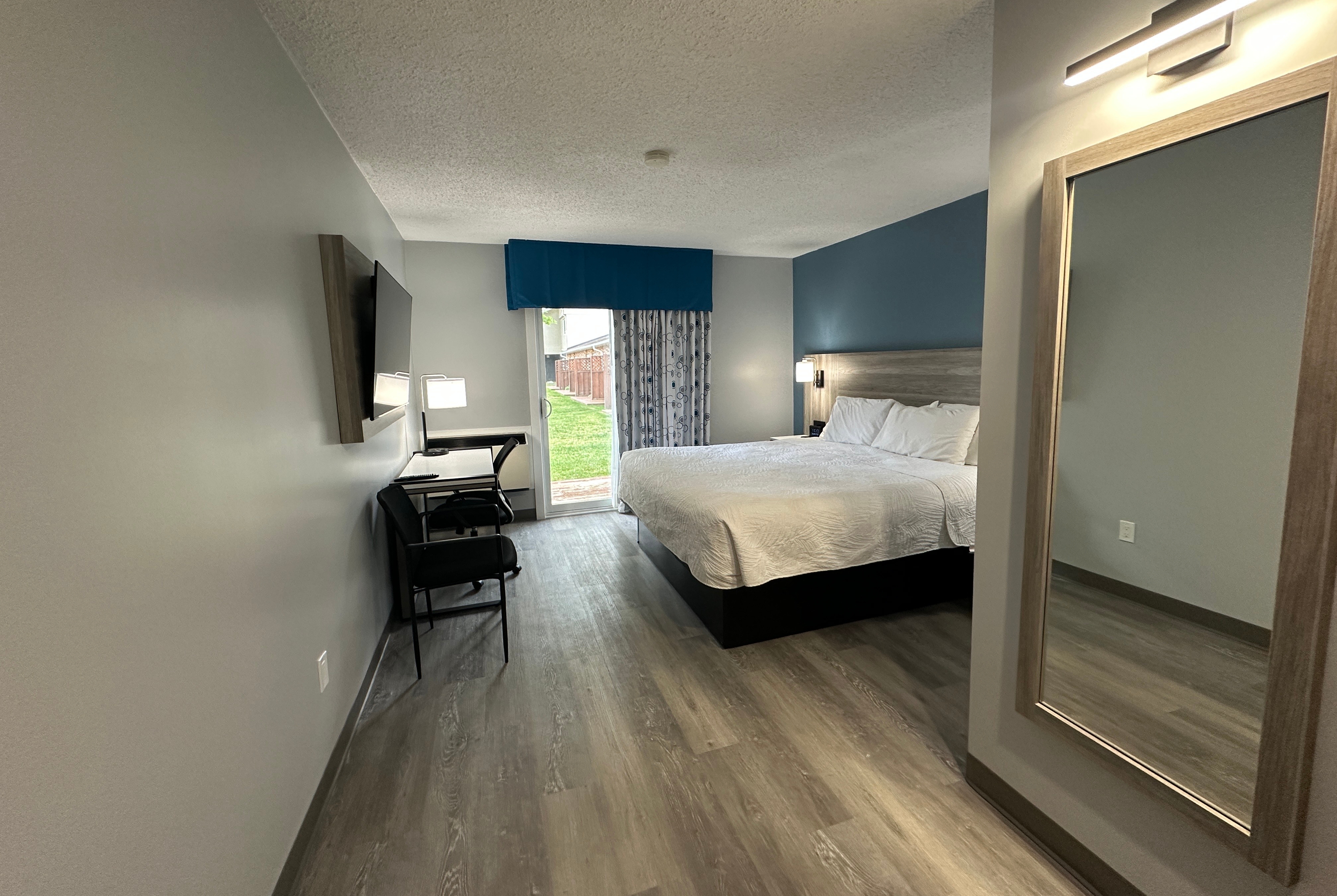 Guest room at the Travelodge by Wyndham Bracebridge in Bracebridge, Ontario