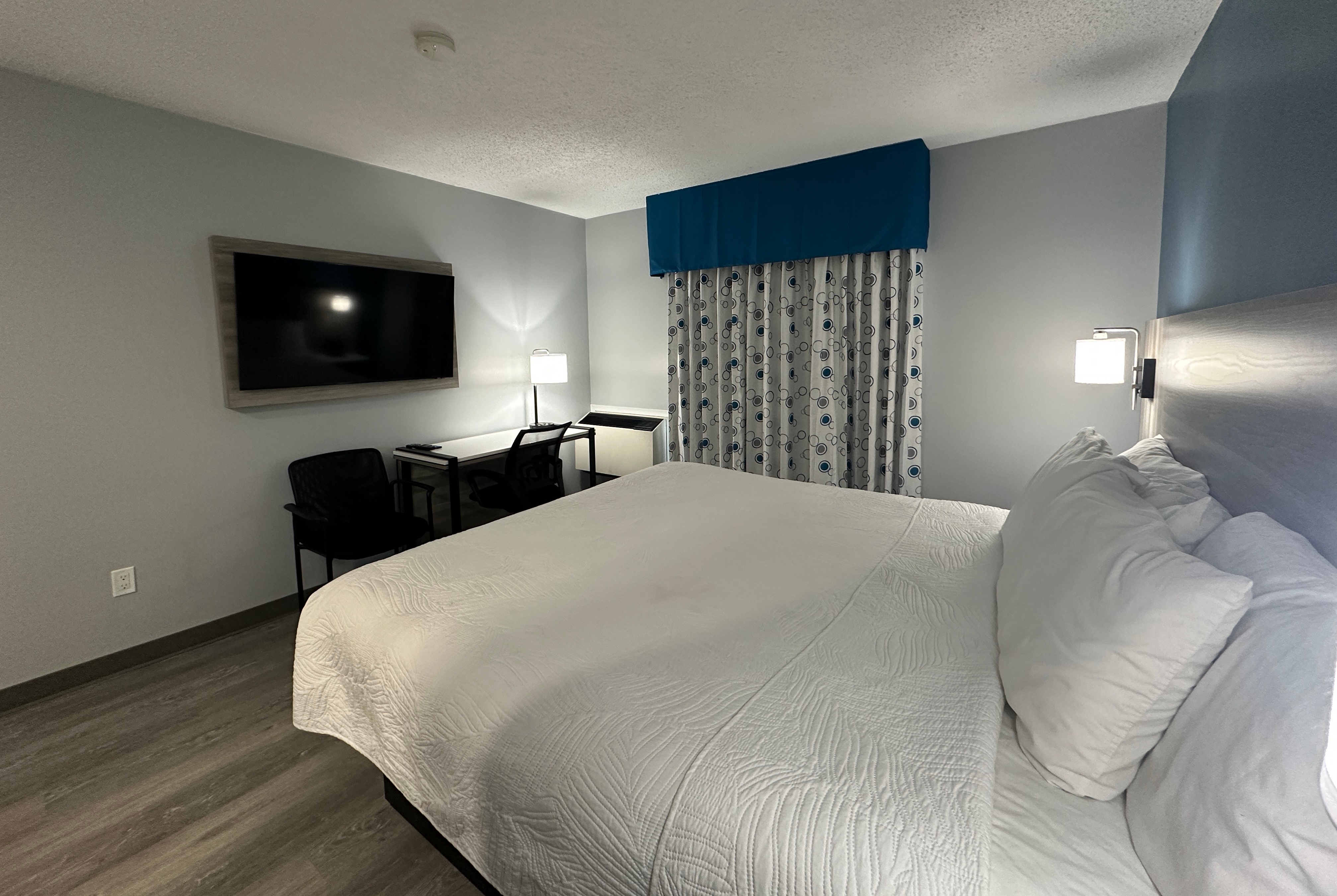 Guest room at the Travelodge by Wyndham Bracebridge in Bracebridge, Ontario